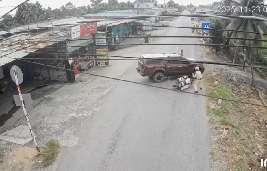 Truy tìm tài xế ô tô bán tải tông CSGT rồi bỏ trốn- Ảnh 2. Truy tìm tài xế ô tô bán tải tông CSGT rồi bỏ trốn- Ảnh 2.