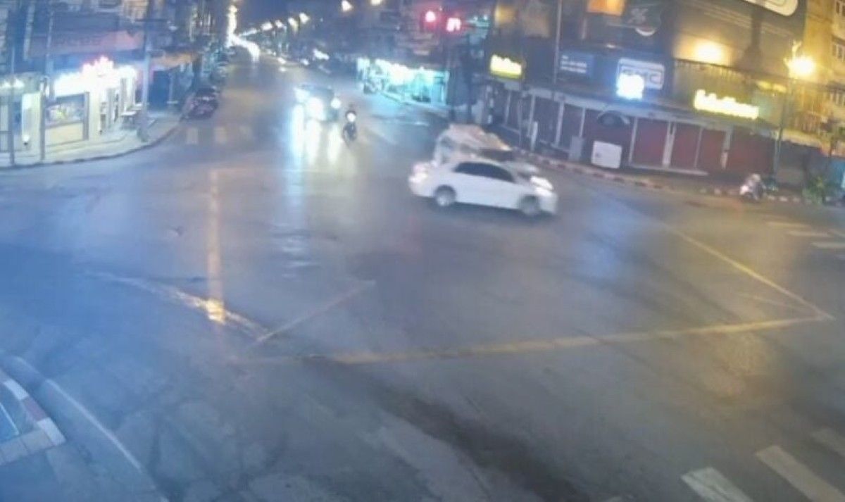 Chiếc ô tô lao vào nhà hàng, làm bị thương 14 người, tài xế xuống xe khiến ai cũng sững sờ- Ảnh 1.