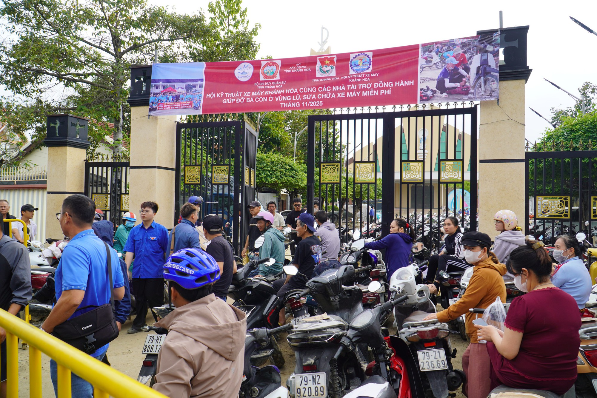 Ấm lòng nhiều điểm sửa xe miễn phí cho người dân vùng lũ lụt Khánh Hòa- Ảnh 1.