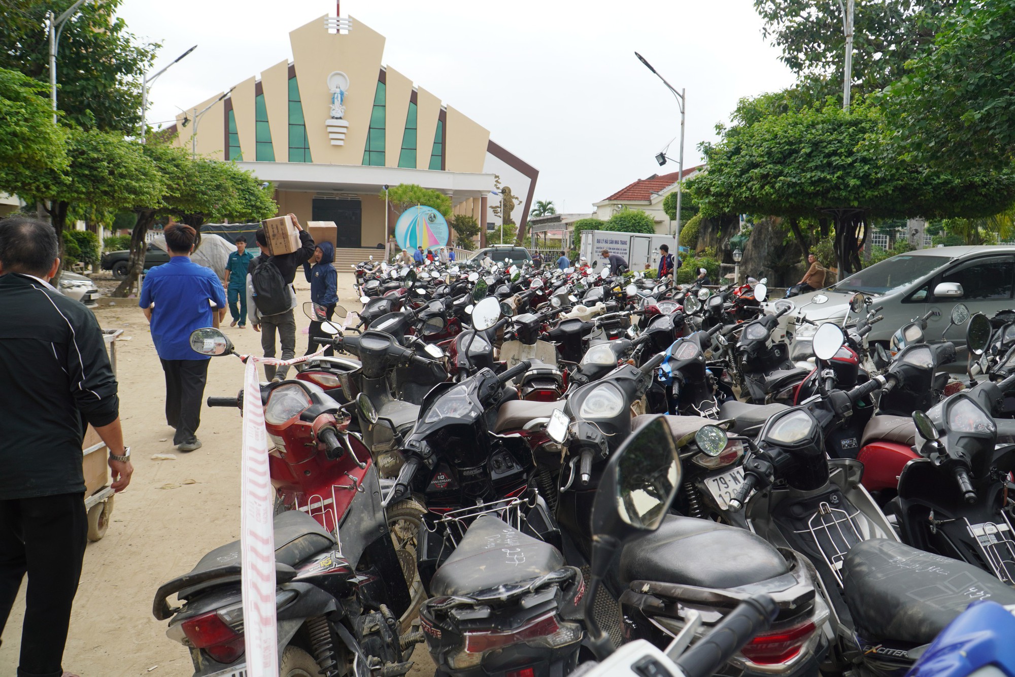 Ấm lòng nhiều điểm sửa xe miễn phí cho người dân vùng lũ lụt Khánh Hòa- Ảnh 2.