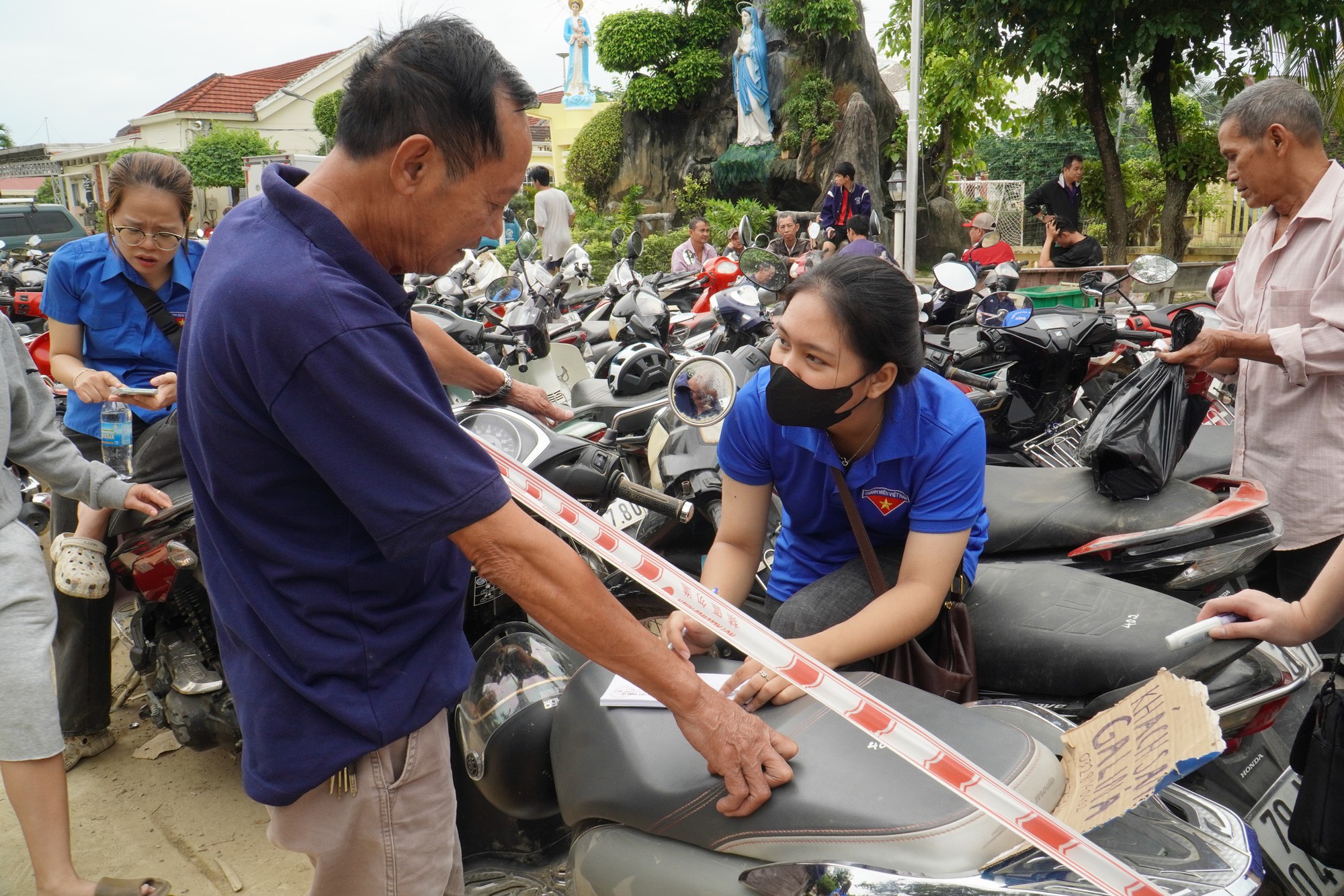 Ấm lòng nhiều điểm sửa xe miễn phí cho người dân vùng lũ lụt Khánh Hòa- Ảnh 3.