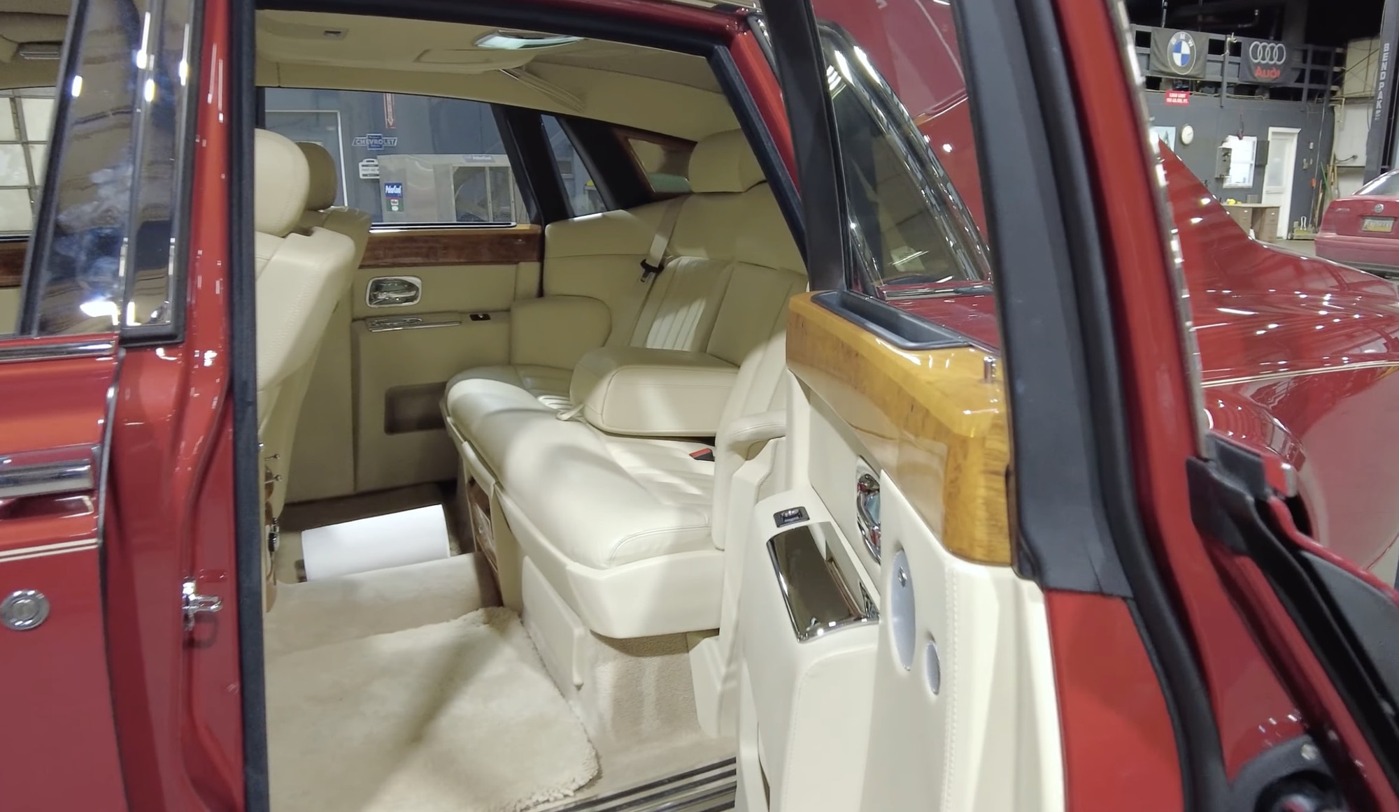 Chi phí ‘vô hình’ cực đắt đỏ khi sửa xe siêu sang: Tốn 53 triệu đồng tiền công thay một gioăng trị giá chỉ 80 nghìn đồng- Ảnh 4.