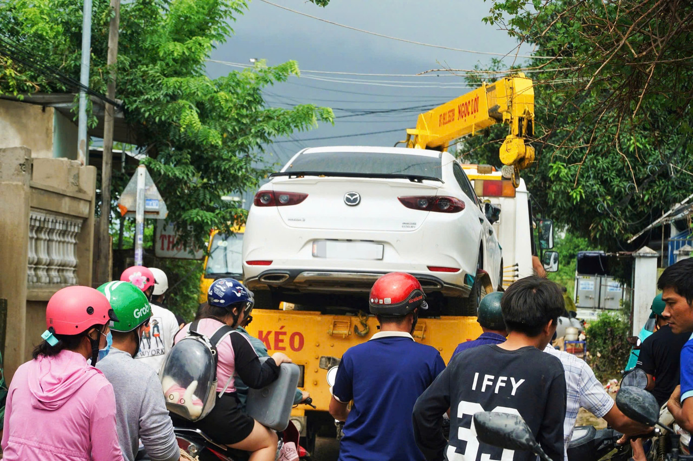 Tiệm sửa ô tô, xe máy ở Nha Trang quá tải sau mưa lũ lịch sử- Ảnh 5.