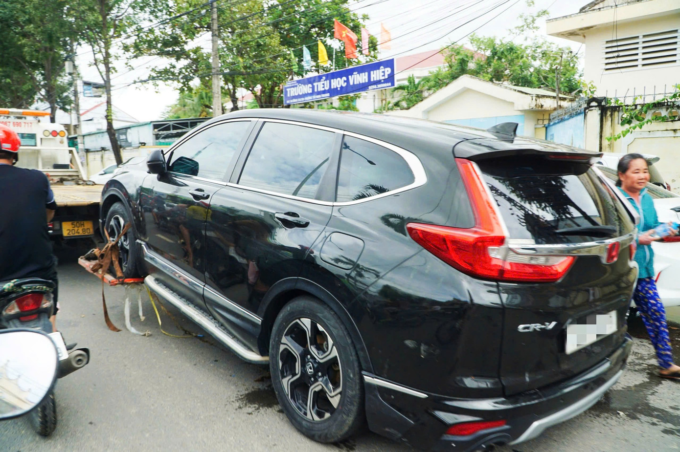 Tiệm sửa ô tô, xe máy ở Nha Trang quá tải sau mưa lũ lịch sử- Ảnh 7.