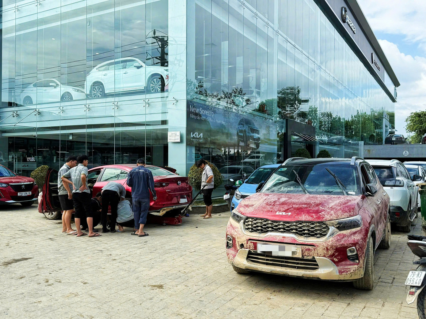 Tiệm sửa ô tô, xe máy ở Nha Trang quá tải sau mưa lũ lịch sử- Ảnh 9.