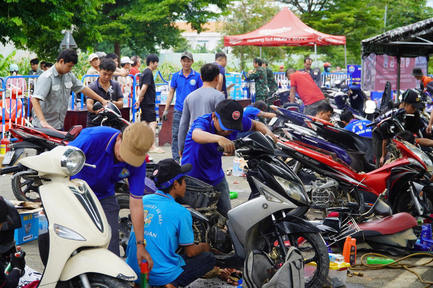 Tiệm sửa ô tô, xe máy ở Nha Trang quá tải sau mưa lũ lịch sử- Ảnh 14.