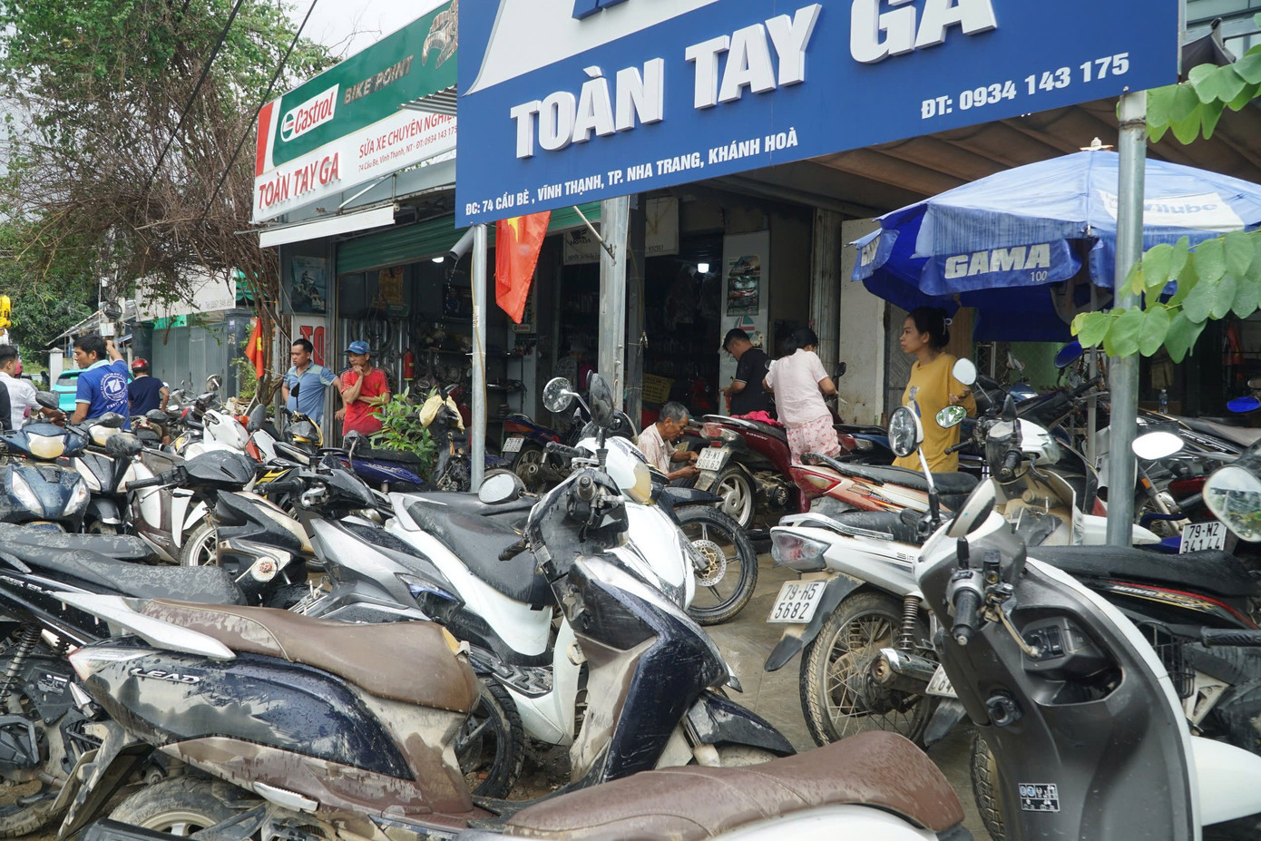 Tiệm sửa ô tô, xe máy ở Nha Trang quá tải sau mưa lũ lịch sử- Ảnh 11.