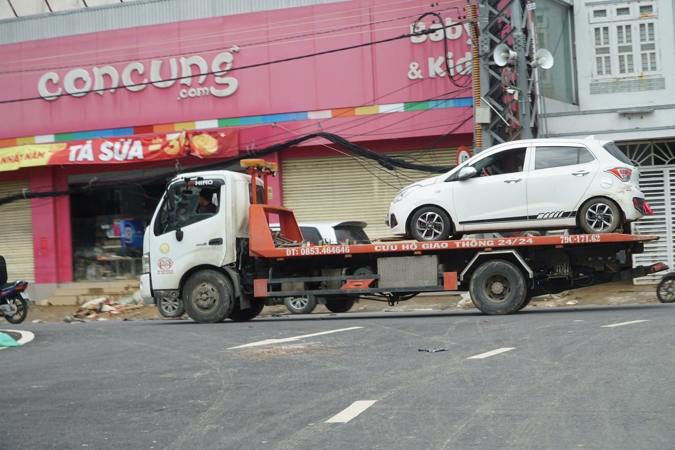 Tiệm sửa ô tô, xe máy ở Nha Trang quá tải sau mưa lũ lịch sử- Ảnh 4.