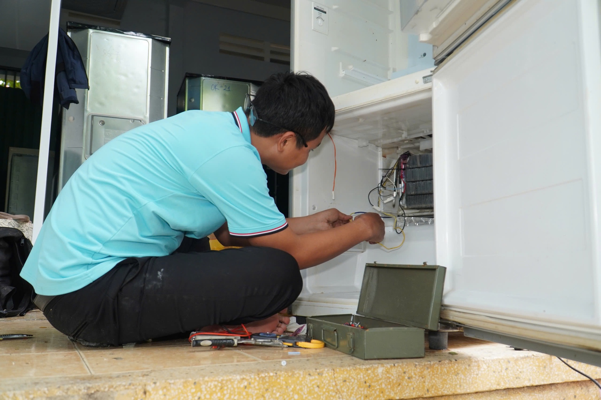 Ấm lòng nhiều điểm sửa xe miễn phí cho người dân vùng lũ lụt Khánh Hòa- Ảnh 8.