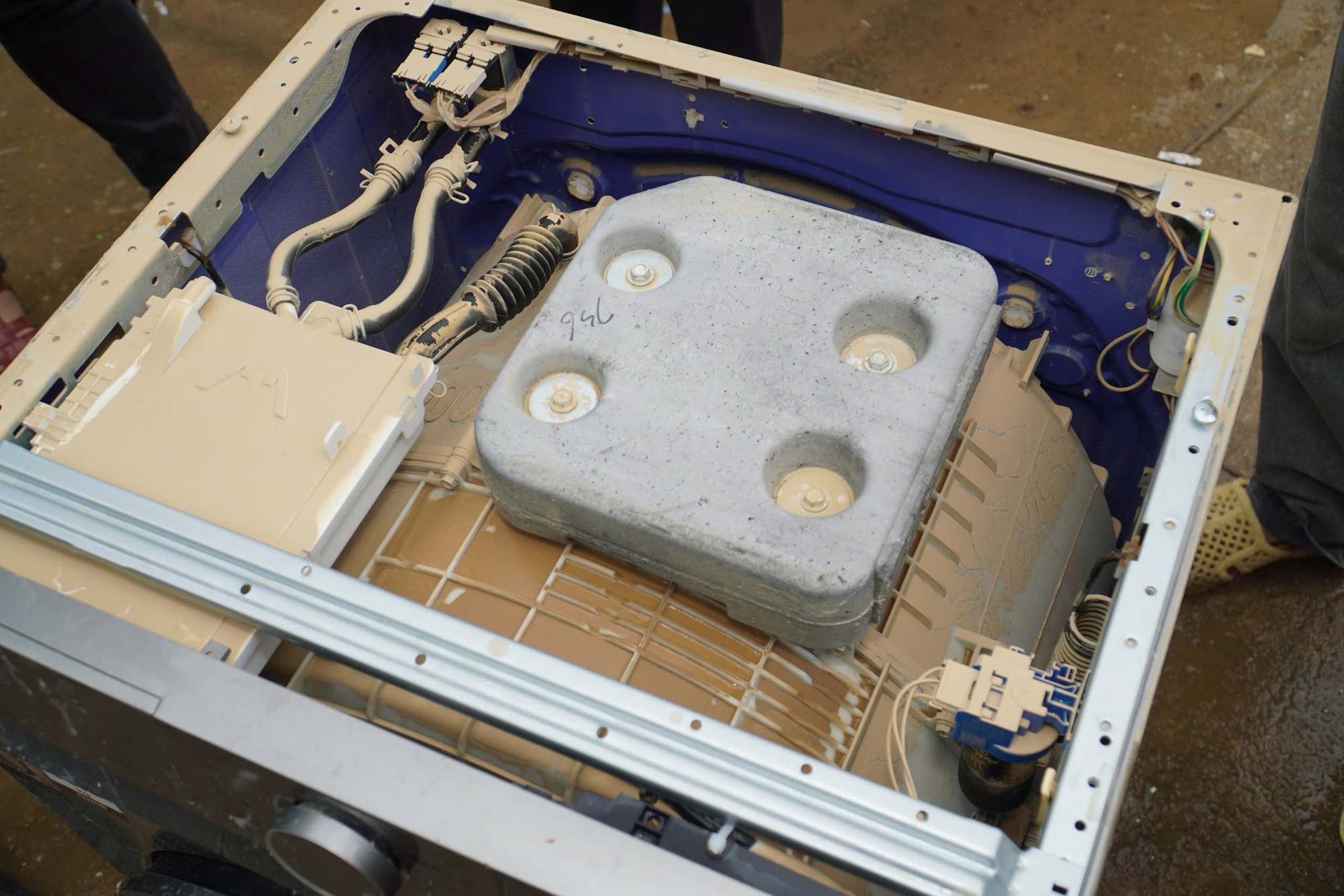 Ấm lòng nhiều điểm sửa xe miễn phí cho người dân vùng lũ lụt Khánh Hòa- Ảnh 7.