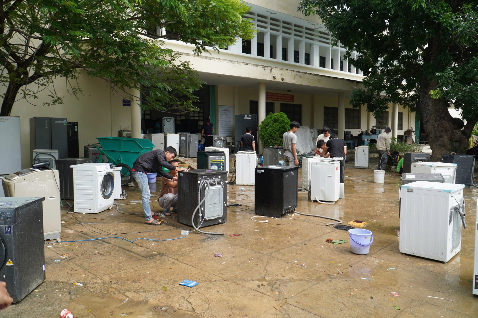 Ấm lòng nhiều điểm sửa xe miễn phí cho người dân vùng lũ lụt Khánh Hòa- Ảnh 6.