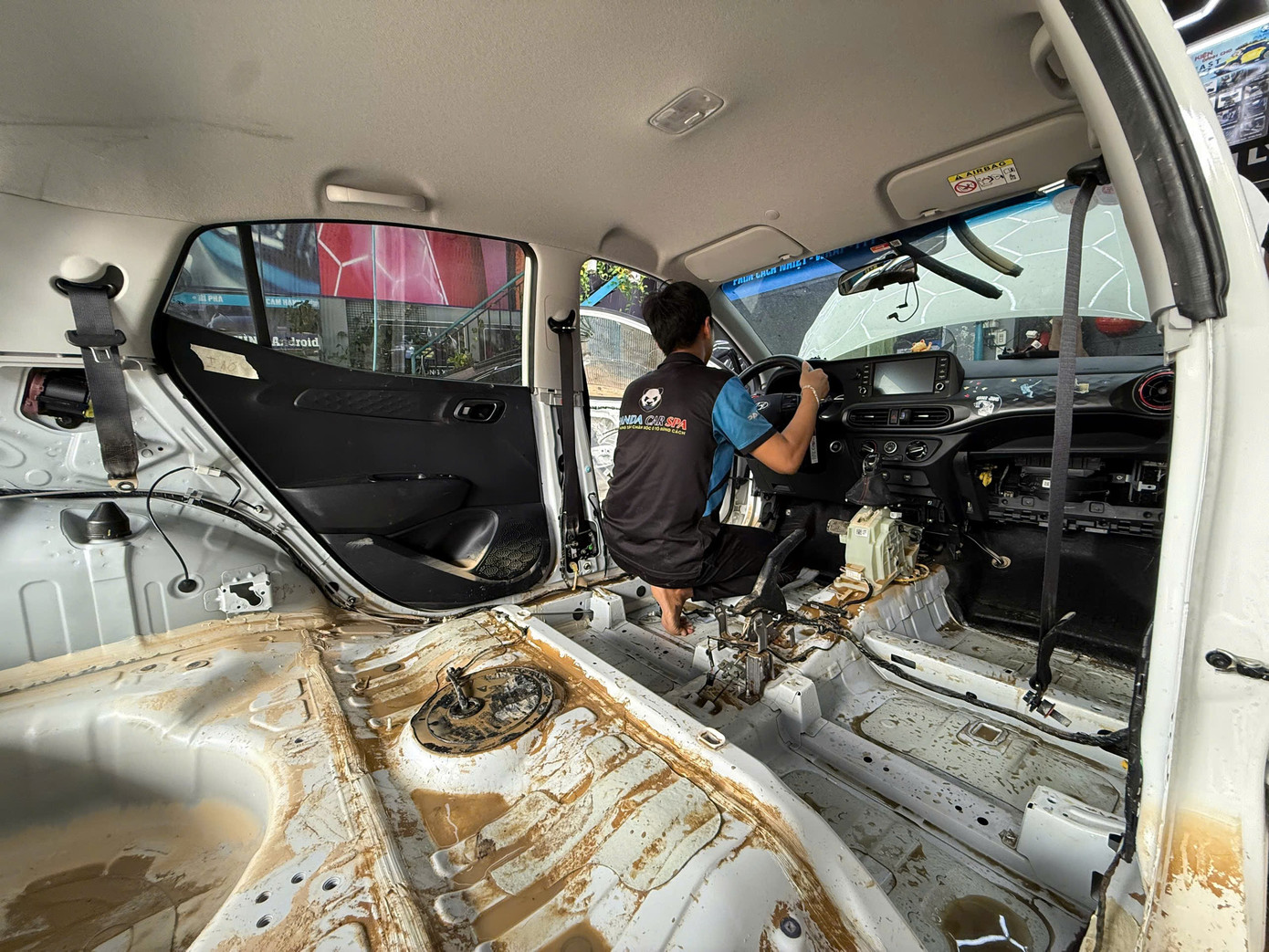 Tiệm sửa ô tô, xe máy ở Nha Trang quá tải sau mưa lũ lịch sử- Ảnh 10.