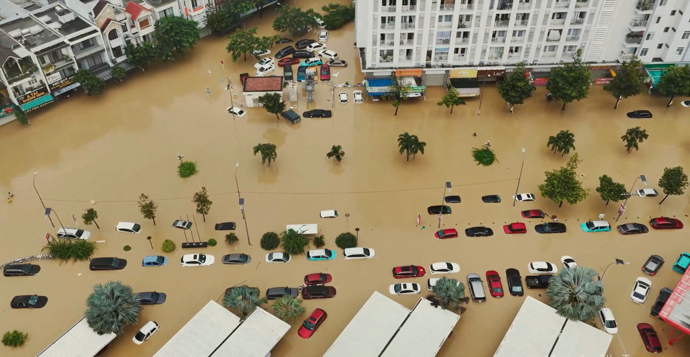 Tiệm sửa ô tô, xe máy ở Nha Trang quá tải sau mưa lũ lịch sử- Ảnh 1.