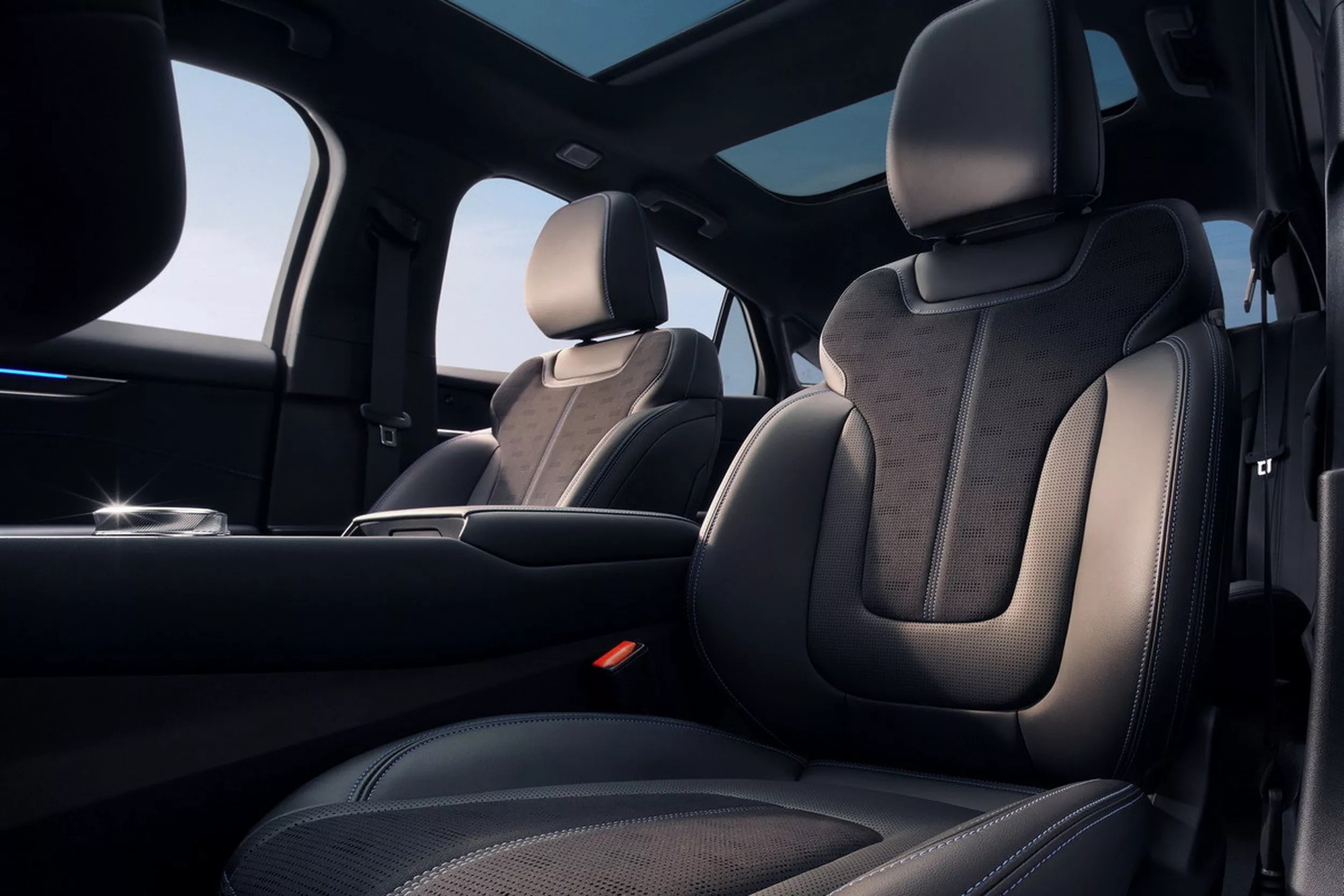 Ford làm mới mẫu sedan từng đấu Camry tại Việt Nam: Đầu gần giống Territory, màn hình siêu lớn bao trọn táp-lô, máy xăng và hybrid- Ảnh 7. Ford làm mới mẫu sedan từng đấu Camry tại Việt Nam: Đầu gần giống Territory, màn hình siêu lớn bao trọn táp-lô, máy xăng và hybrid- Ảnh 7.