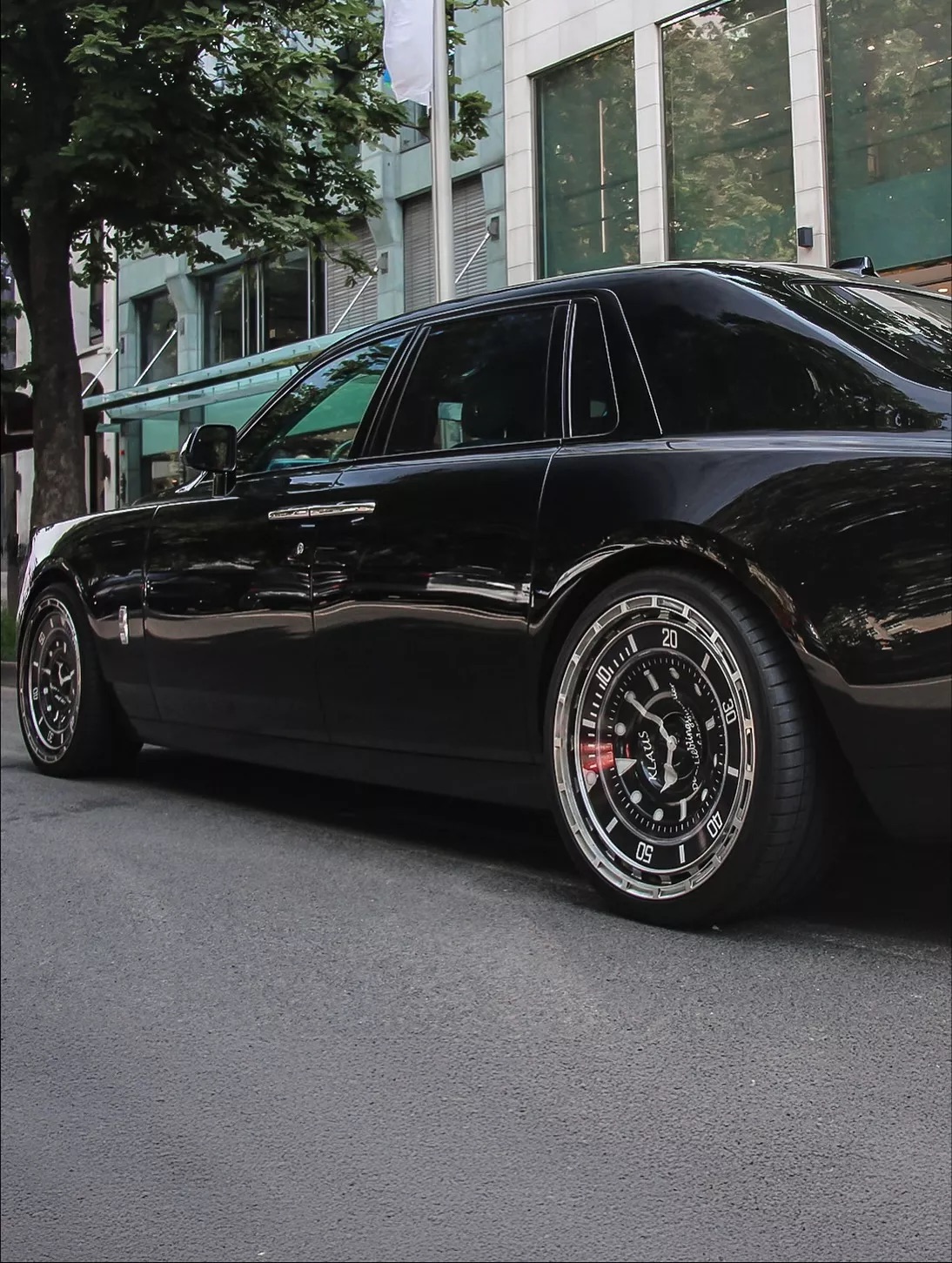 Rolls-Royce Phantom lên mâm kiểu Rolex: Khi xe siêu sang cũng cần một món trang sức riêng- Ảnh 4.