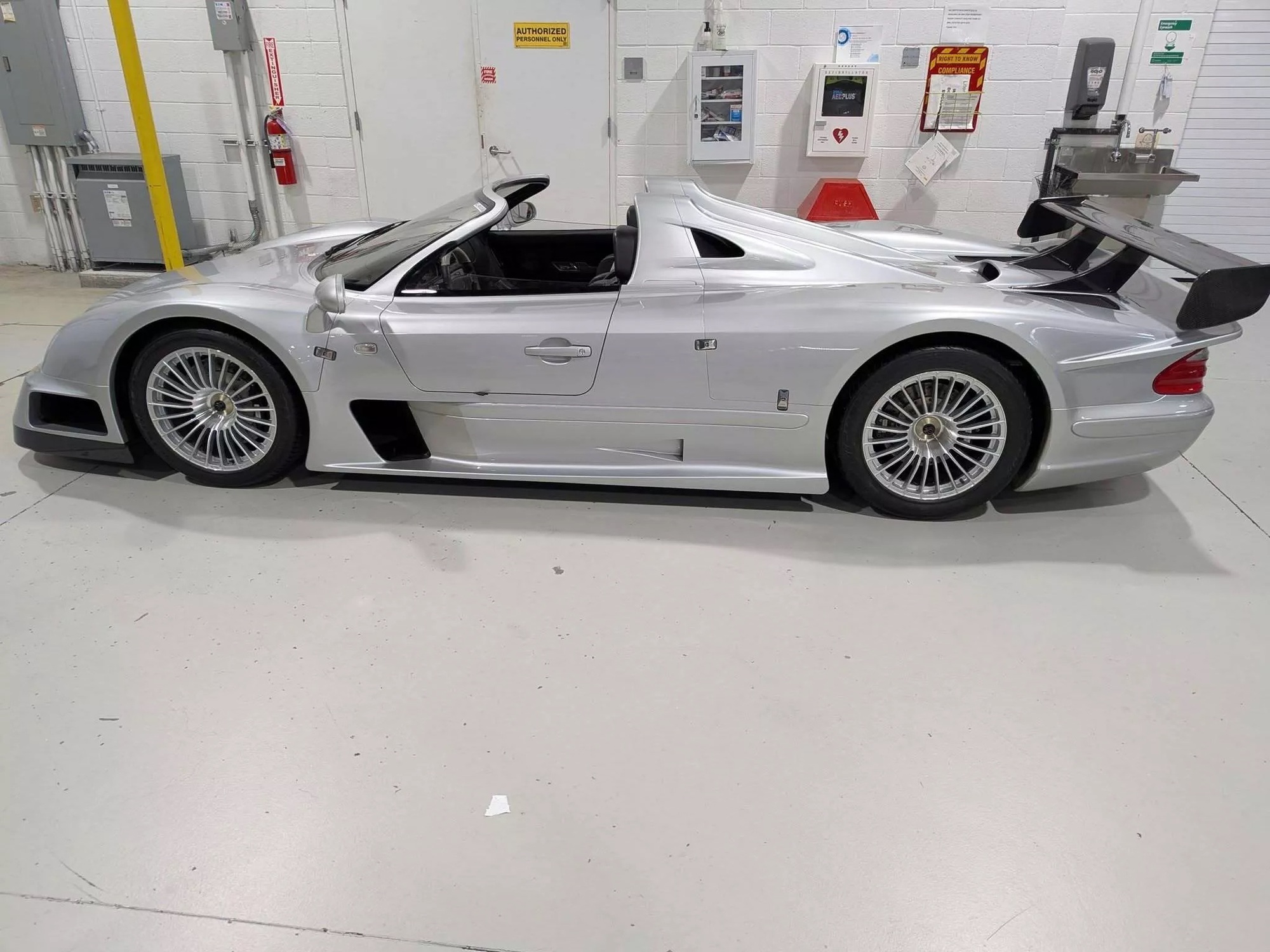 Ghế ô tô trẻ em cháy hàng; Mercedes CLK GTR Roadster 342 tỷ đồng bị tịch thu- Ảnh 4.