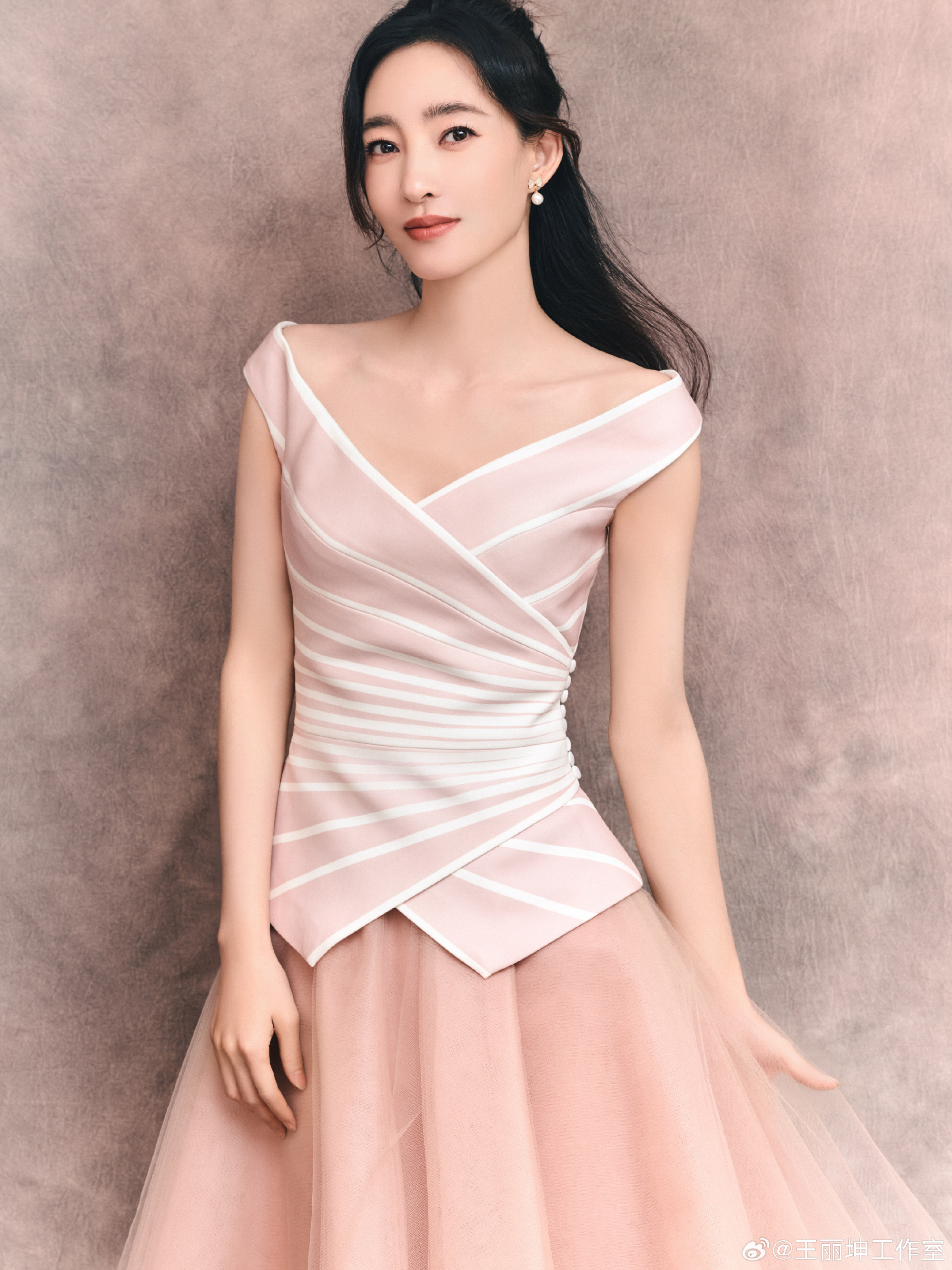 Hàng chục người kéo đến phim trường đòi tiền 