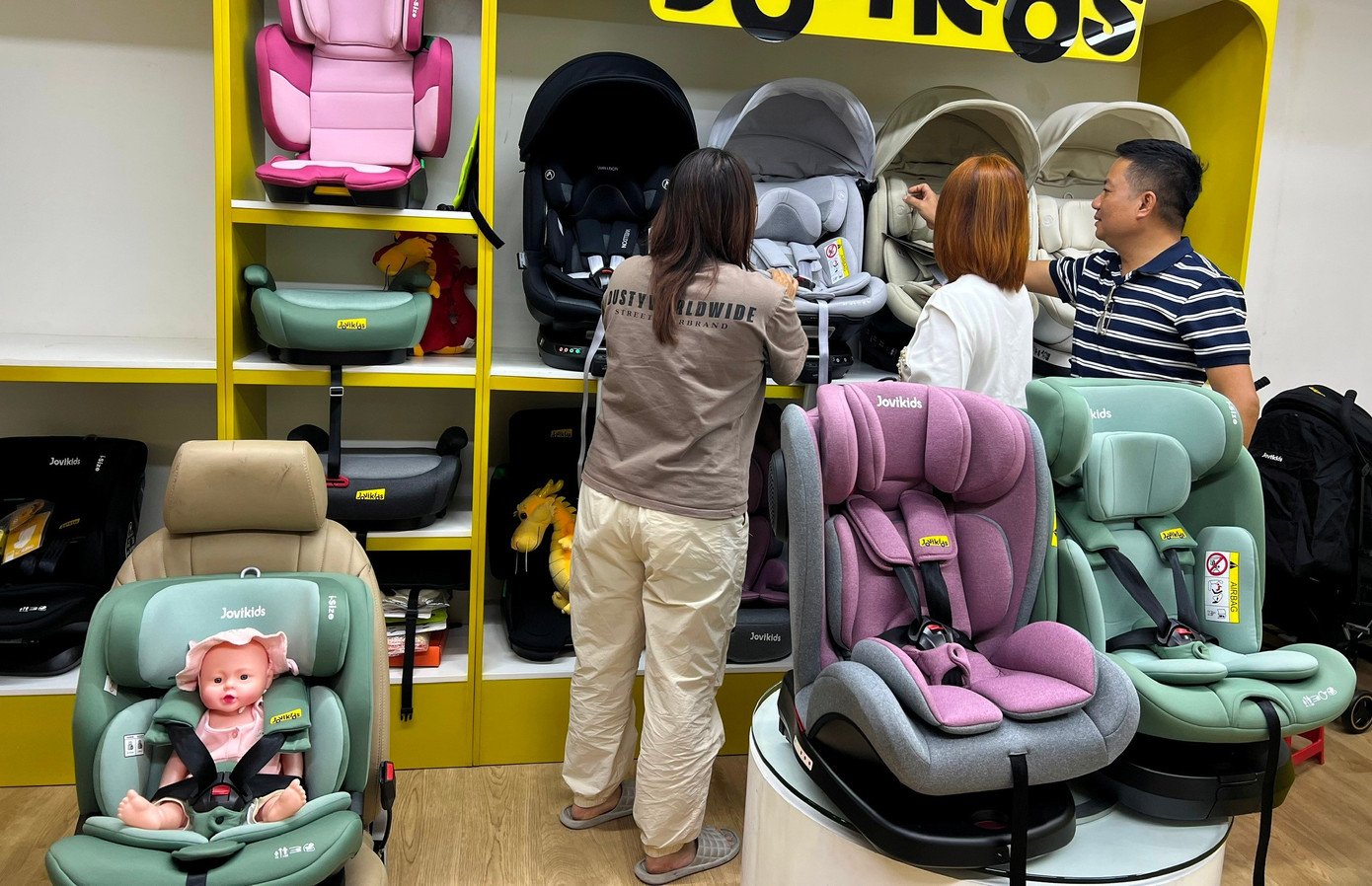 Ghế ô tô trẻ em cháy hàng; Mercedes CLK GTR Roadster 342 tỷ đồng bị tịch thu- Ảnh 1.