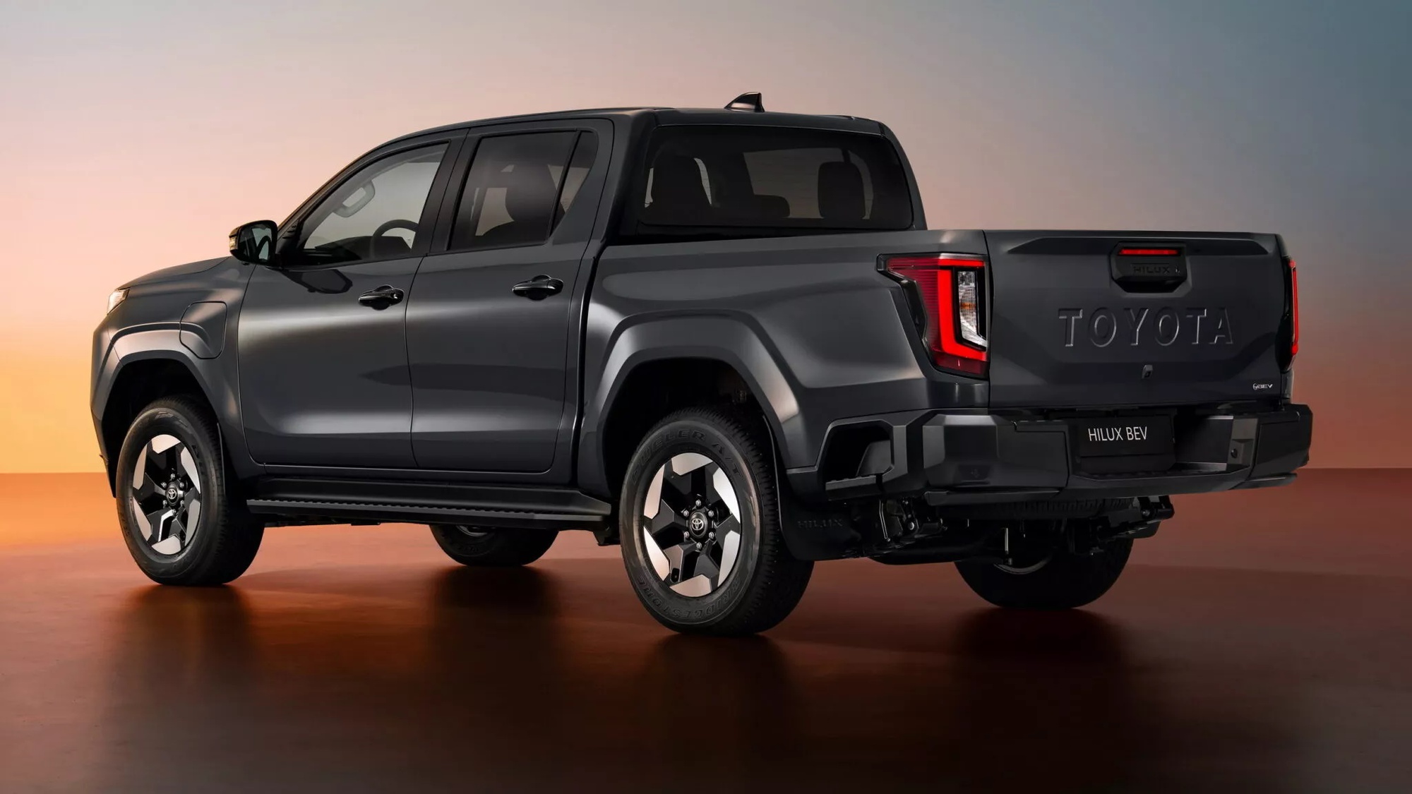 Toyota Hilux thêm bản điện chỉ chạy 240km/sạc, nhắm đến nhóm khách đặc biệt: 'Khó bán chạy nhưng vẫn sẽ vừa túi tiền'- Ảnh 2. Toyota Hilux thêm bản điện chỉ chạy 240km/sạc, nhắm đến nhóm khách đặc biệt: 'Khó bán chạy nhưng vẫn sẽ vừa túi tiền'- Ảnh 2.