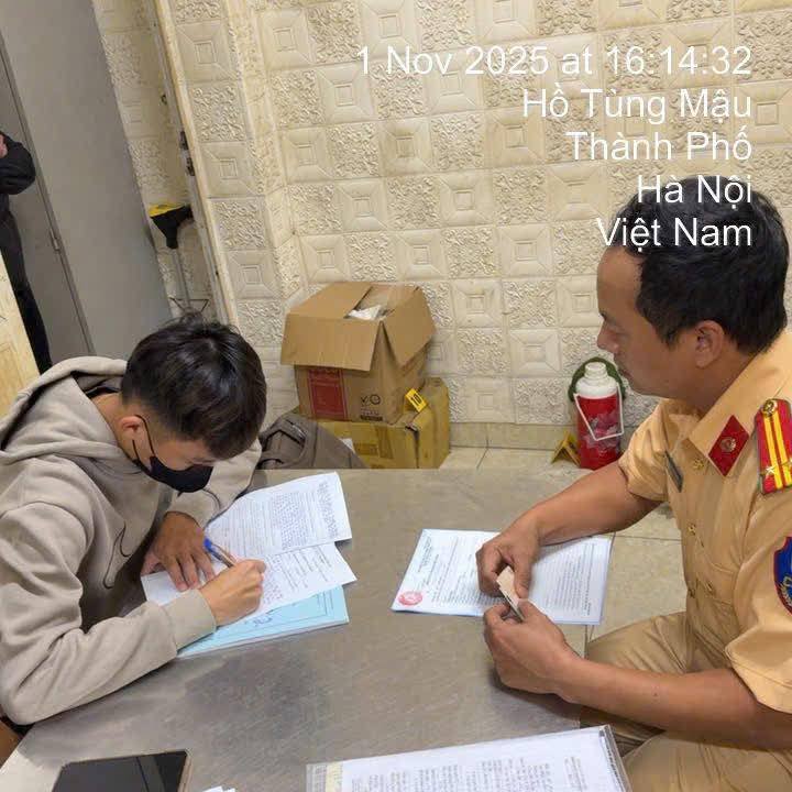 Thanh niên "kẹp 4" trên phố Hà Nội bị phạt 3 triệu đồng: Xe mượn của họ hàng để hành nghề- Ảnh 2. Thanh niên "kẹp 4" trên phố Hà Nội bị phạt 3 triệu đồng: Xe mượn của họ hàng để hành nghề- Ảnh 2.
