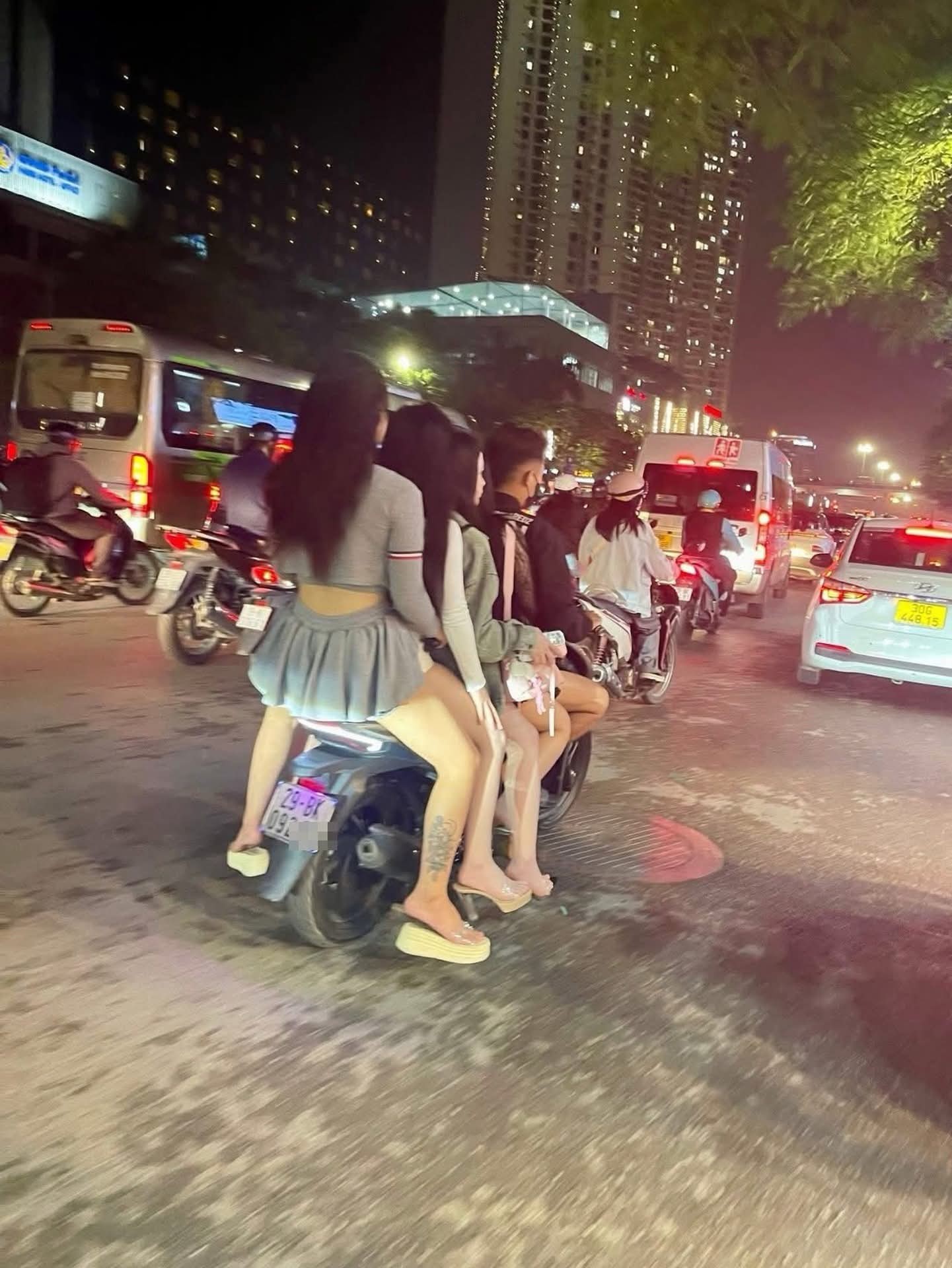 Thanh niên "kẹp 4" trên phố Hà Nội bị phạt 3 triệu đồng: Xe mượn của họ hàng để hành nghề- Ảnh 1. Thanh niên "kẹp 4" trên phố Hà Nội bị phạt 3 triệu đồng: Xe mượn của họ hàng để hành nghề- Ảnh 1.