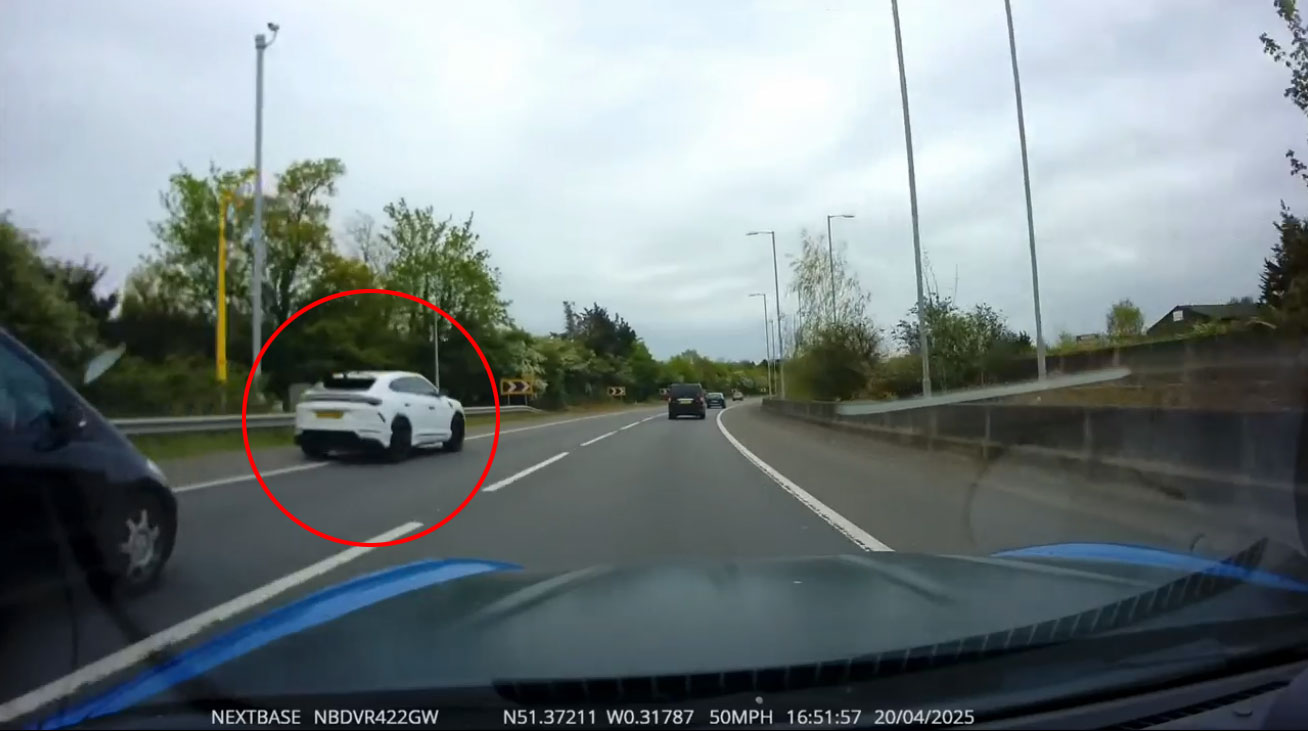 Tay lái tệ nhất Ngoại hạng Anh: Sao Chelsea phóng Lamborghini như điên, 9 lần bị phạt vì lái xe nguy hiểm- Ảnh 1. Tay lái tệ nhất Ngoại hạng Anh: Sao Chelsea phóng Lamborghini như điên, 9 lần bị phạt vì lái xe nguy hiểm- Ảnh 1.