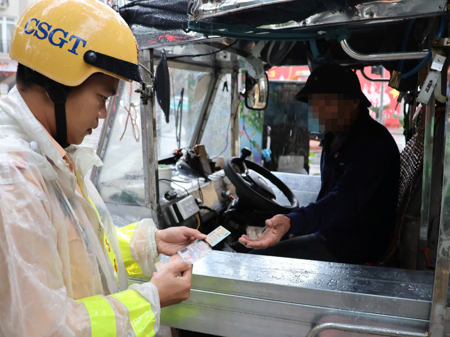 Hà Nội: Xử lý nghiêm xe tự chế, chở hàng hoá cồng kềnh gây mất an toàn giao thông- Ảnh 3.