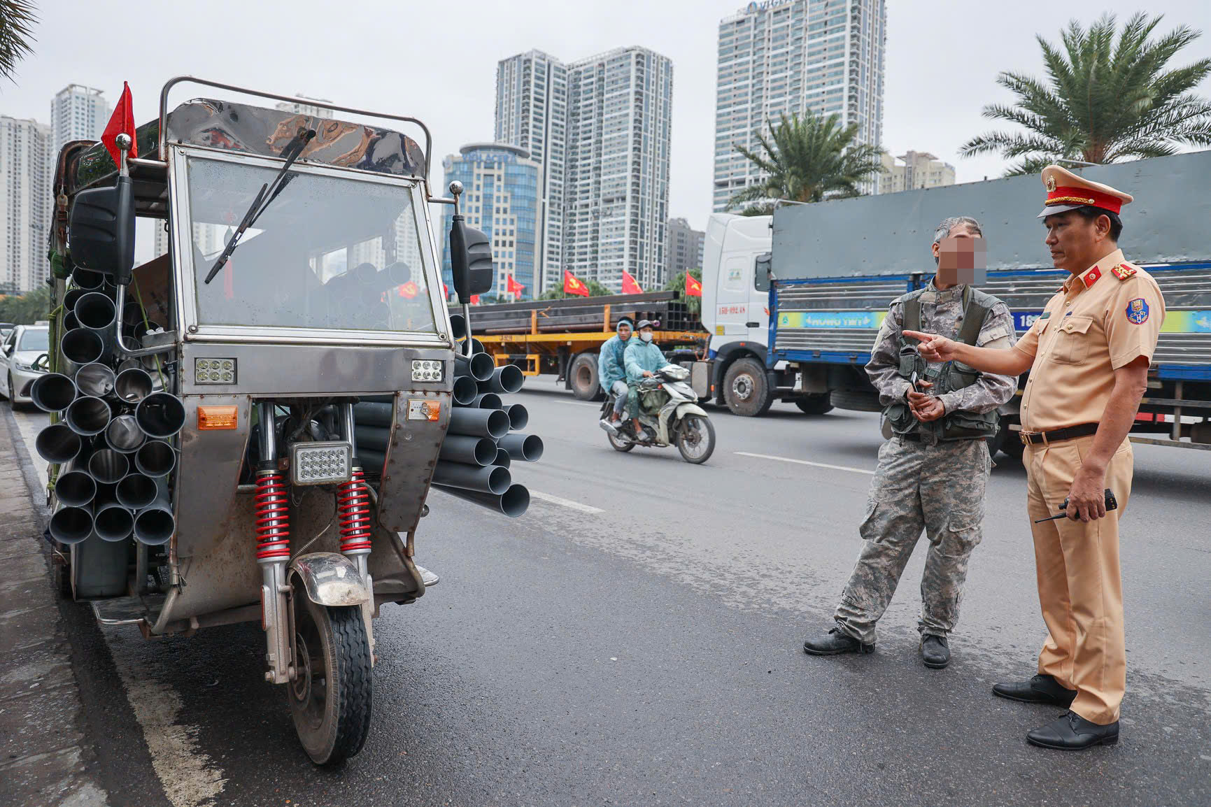Hà Nội: Xử lý nghiêm xe tự chế, chở hàng hoá cồng kềnh gây mất an toàn giao thông- Ảnh 2.