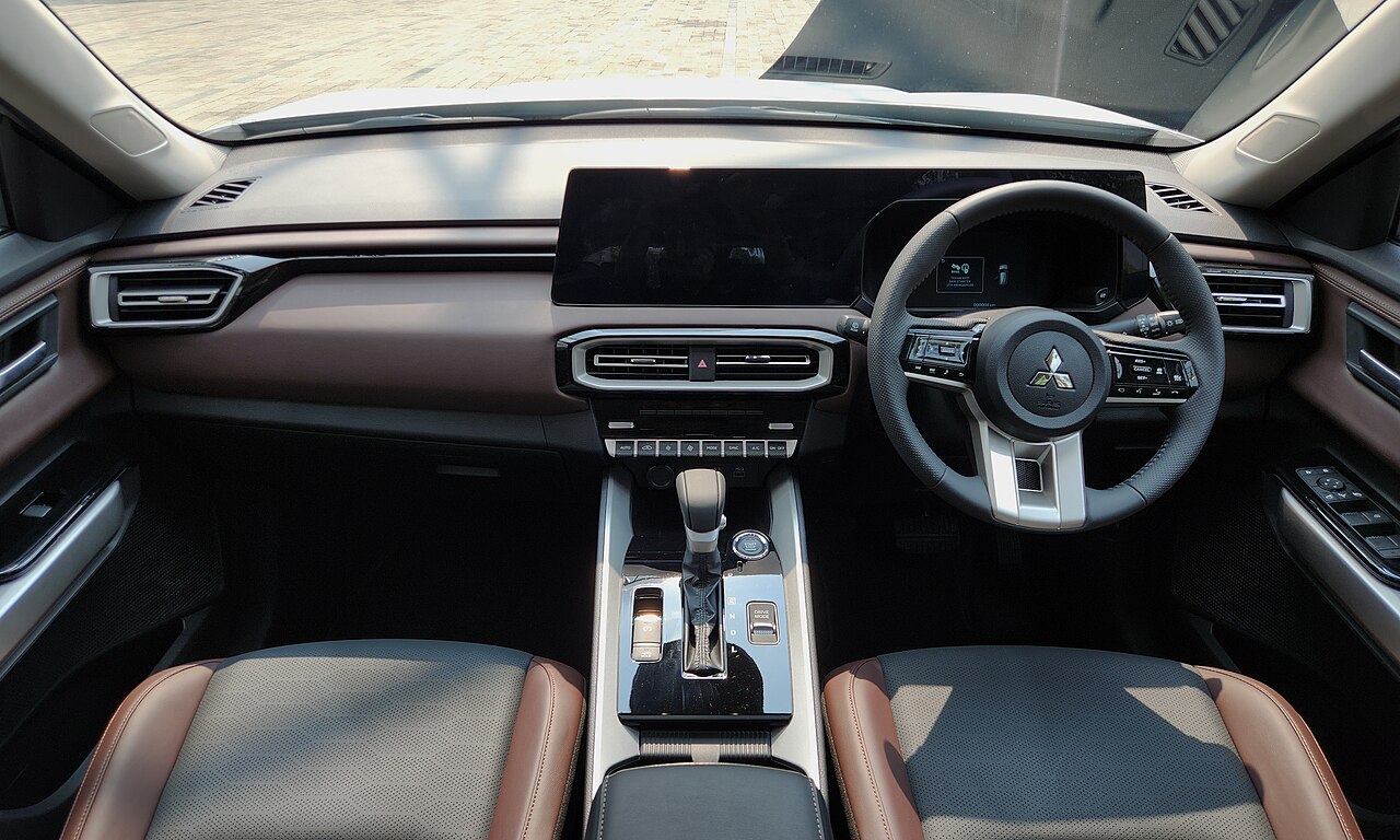 Loạt xe ra mắt tháng 12/2025: Có 3 mẫu 7 chỗ lắp được nhiều ghế trẻ em mà người Việt đang cần, thêm xe sang cạnh tranh E-Class và 5 Series- Ảnh 2.