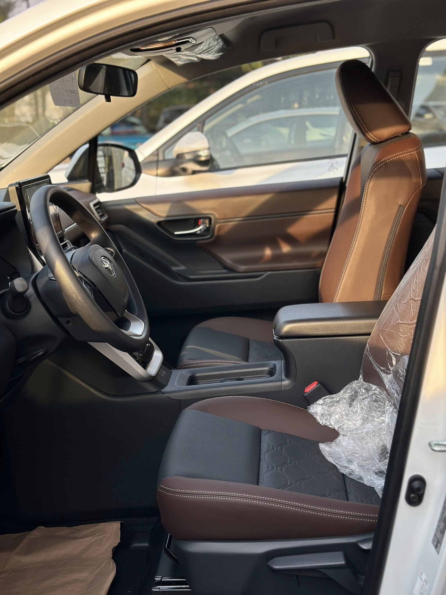 Lộ ảnh Toyota Innova Cross bản giá rẻ tại đại lý trước ngày ra mắt: Không khác nhiều bản giữa, vẫn có ghế da, phanh tay điện tử và 6 túi khí- Ảnh 3.