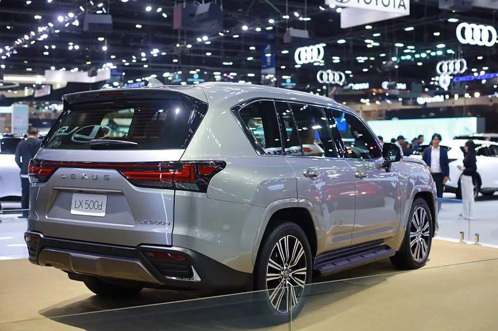 Lexus LX 500d ra mắt ĐNÁ: Giá quy đổi từ 12,3 tỷ đồng, máy dầu 3.3L mạnh 304 mã lực, về Việt Nam dễ thành hàng hiếm- Ảnh 2.