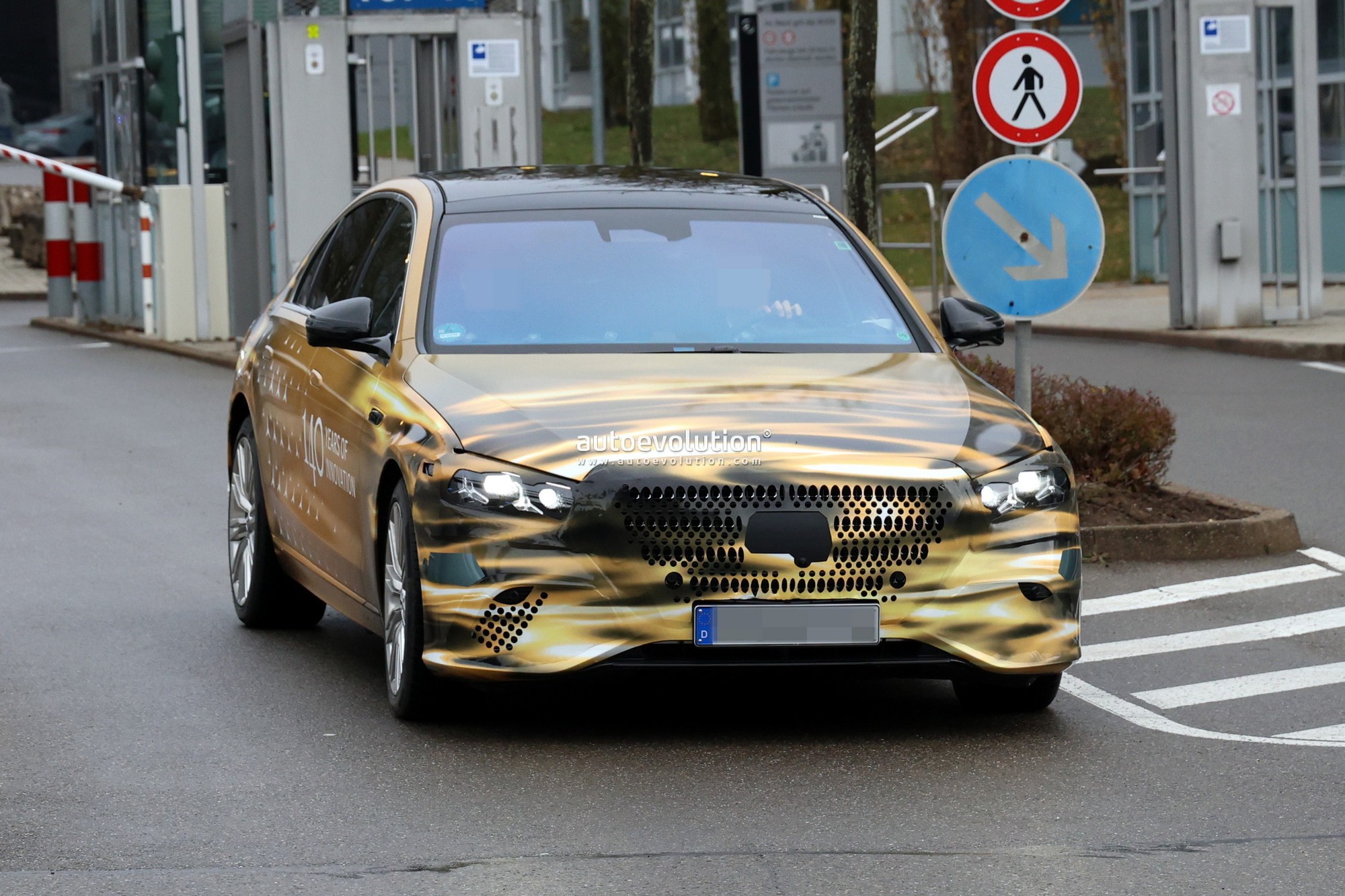 Mercedes-Benz S-Class facelift lộ diện lần đầu: Thiết kế nhiều thay đổi, nội thất có màn hình to như TV, phím bấm vật lý quay lại- Ảnh 2.