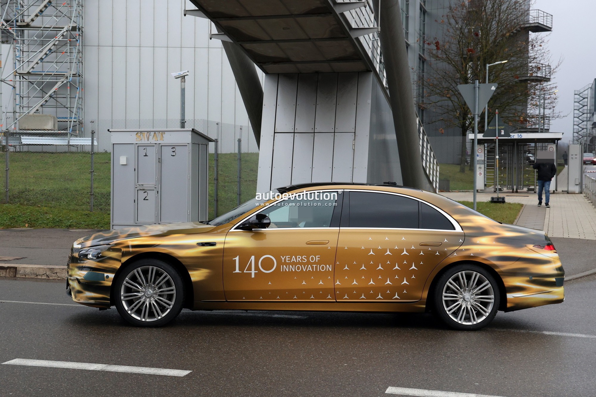 Mercedes-Benz S-Class facelift lộ diện lần đầu: Thiết kế nhiều thay đổi, nội thất có màn hình to như TV, phím bấm vật lý quay lại- Ảnh 4.