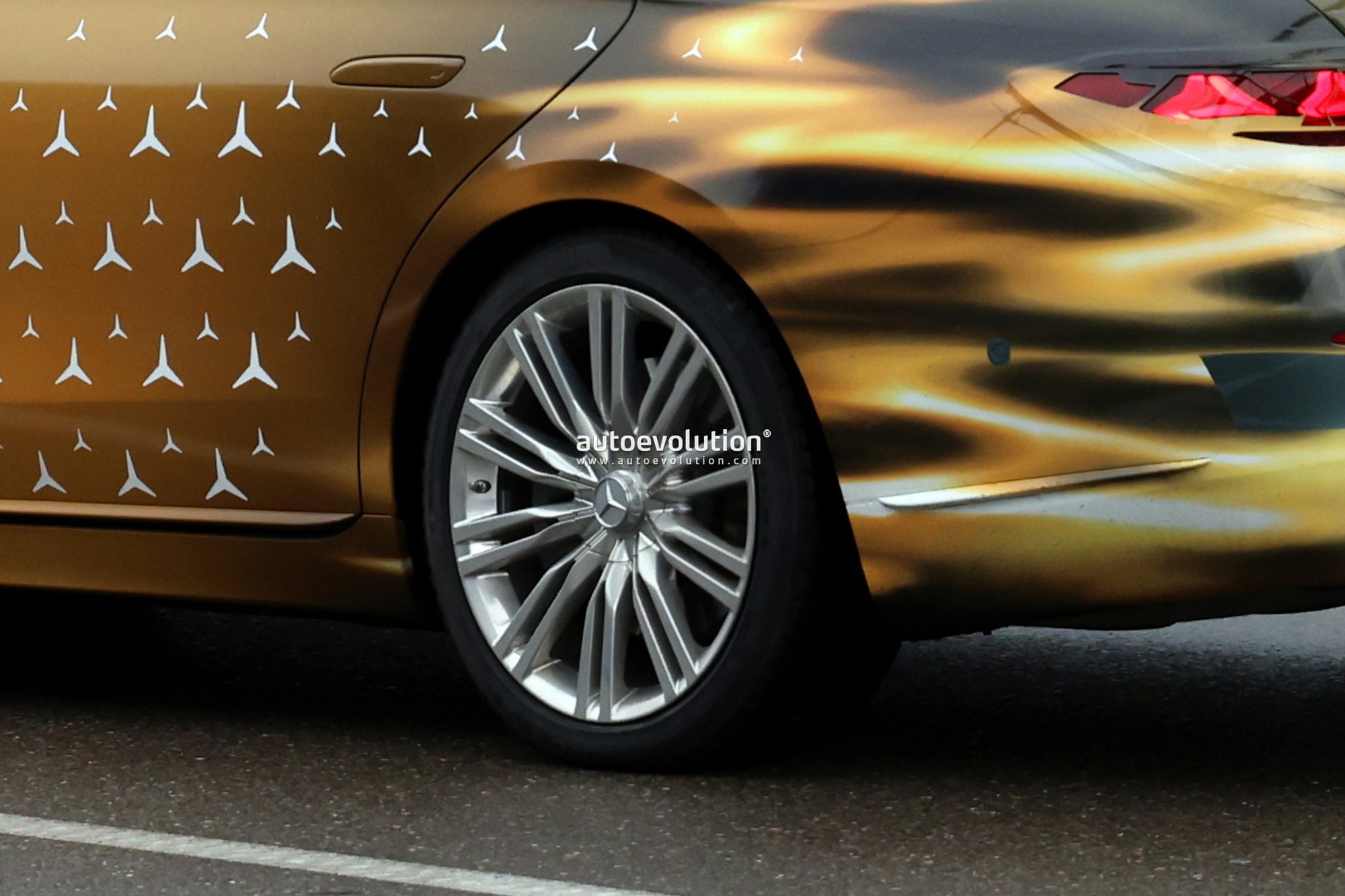 Mercedes-Benz S-Class facelift lộ diện lần đầu: Thiết kế nhiều thay đổi, nội thất có màn hình to như TV, phím bấm vật lý quay lại- Ảnh 6.