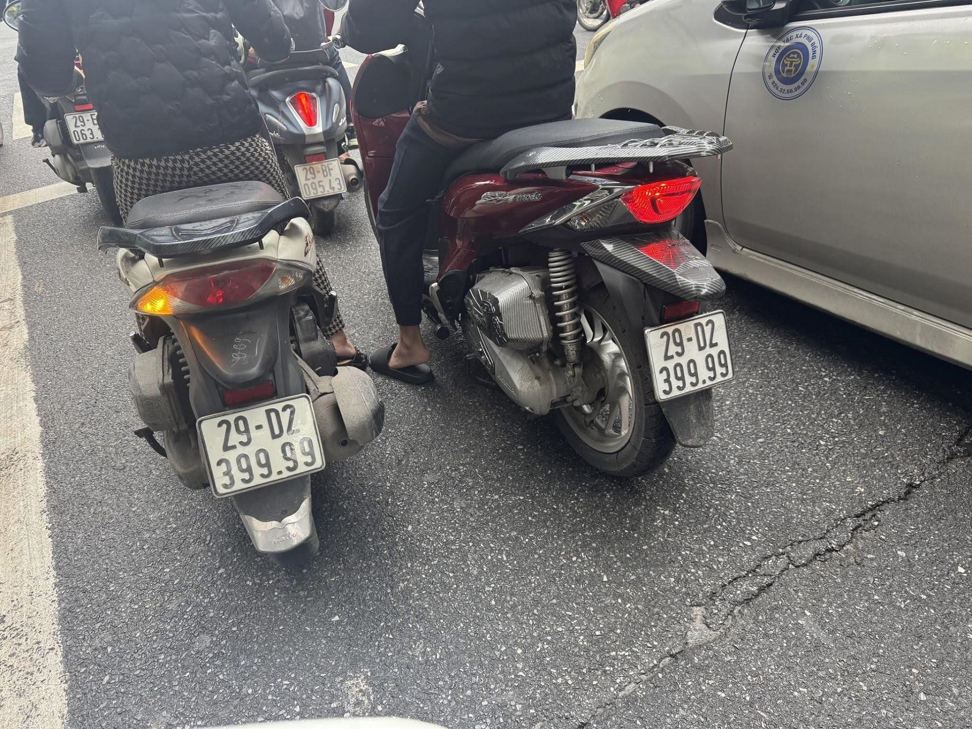 Hai xe máy đang "hot" nhất trên phố Hà Nội lúc này, phát hiện thêm sự trùng hợp- Ảnh 1. Hai xe máy đang "hot" nhất trên phố Hà Nội lúc này, phát hiện thêm sự trùng hợp- Ảnh 1.