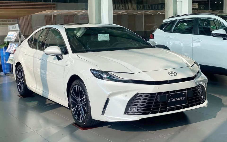 Toyota Camry giảm giá hơn 150 triệu đồng tại đại lý: Thực tế còn dưới 1,1 tỷ đồng, càng tạo áp lực lớn cho Accord, K5- Ảnh 2. Toyota Camry giảm giá hơn 150 triệu đồng tại đại lý: Thực tế còn dưới 1,1 tỷ đồng, càng tạo áp lực lớn cho Accord, K5- Ảnh 2.