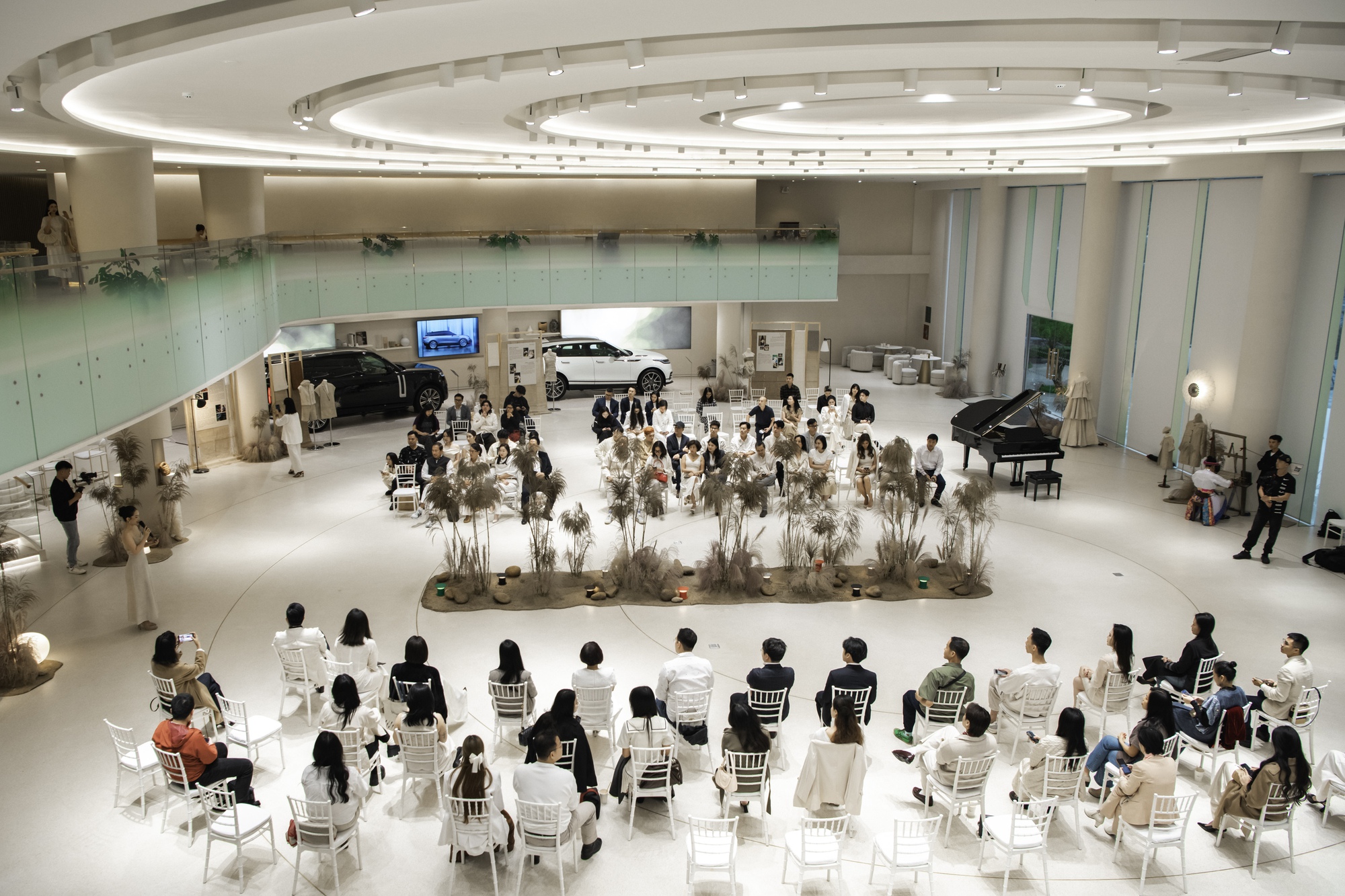 Hậu sàn diễn với Hemp Oi, Land Rover hé lộ kế hoạch ra mắt mẫu xe mới đầu năm 2026, có thể là mẫu PHEV mới- Ảnh 4. Hậu sàn diễn với Hemp Oi, Land Rover hé lộ kế hoạch ra mắt mẫu xe mới đầu năm 2026, có thể là mẫu PHEV mới- Ảnh 4.