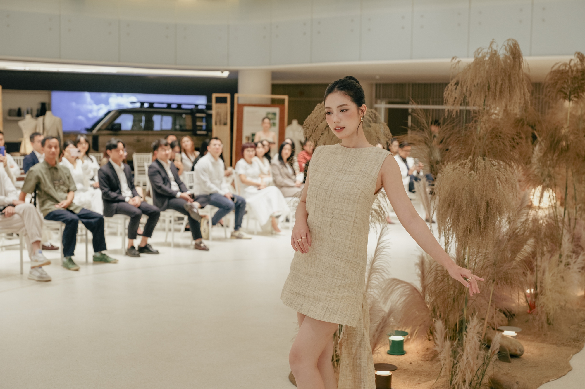 Hậu sàn diễn với Hemp Oi, Land Rover hé lộ kế hoạch ra mắt mẫu xe mới đầu năm 2026, có thể là mẫu PHEV mới- Ảnh 8. Hậu sàn diễn với Hemp Oi, Land Rover hé lộ kế hoạch ra mắt mẫu xe mới đầu năm 2026, có thể là mẫu PHEV mới- Ảnh 8.