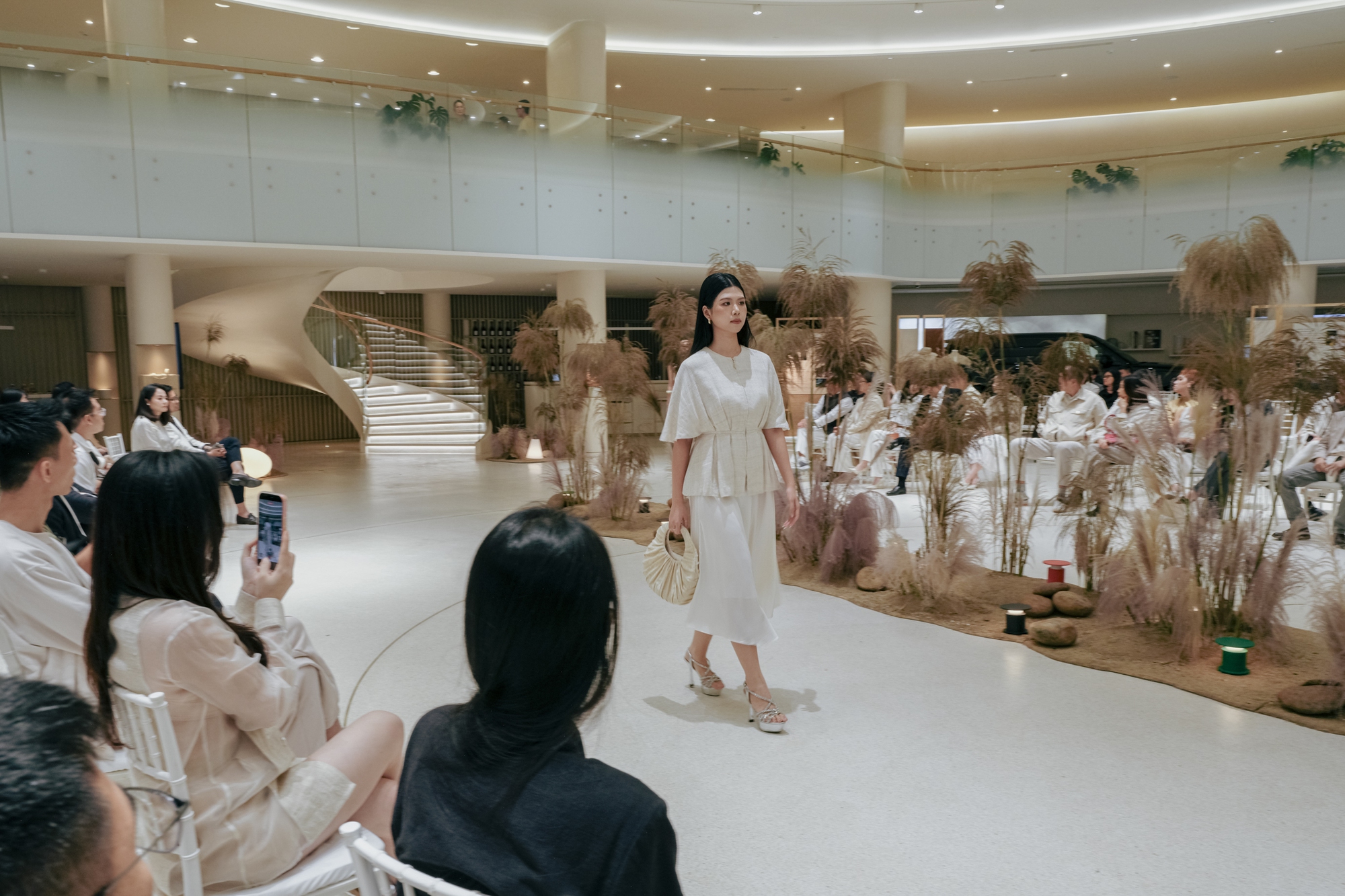 Hậu sàn diễn với Hemp Oi, Land Rover hé lộ kế hoạch ra mắt mẫu xe mới đầu năm 2026, có thể là mẫu PHEV mới- Ảnh 9. Hậu sàn diễn với Hemp Oi, Land Rover hé lộ kế hoạch ra mắt mẫu xe mới đầu năm 2026, có thể là mẫu PHEV mới- Ảnh 9.