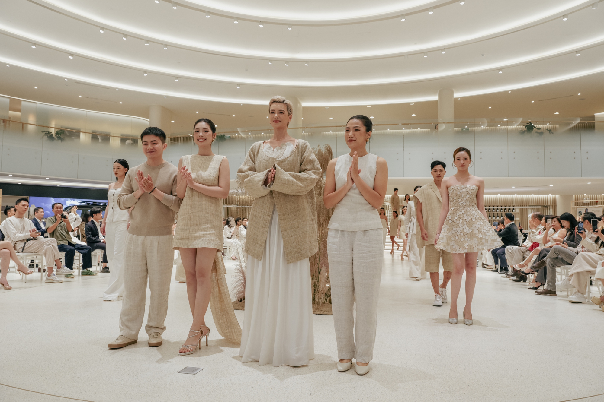 Hậu sàn diễn với Hemp Oi, Land Rover hé lộ kế hoạch ra mắt mẫu xe mới đầu năm 2026, có thể là mẫu PHEV mới- Ảnh 2. Hậu sàn diễn với Hemp Oi, Land Rover hé lộ kế hoạch ra mắt mẫu xe mới đầu năm 2026, có thể là mẫu PHEV mới- Ảnh 2.