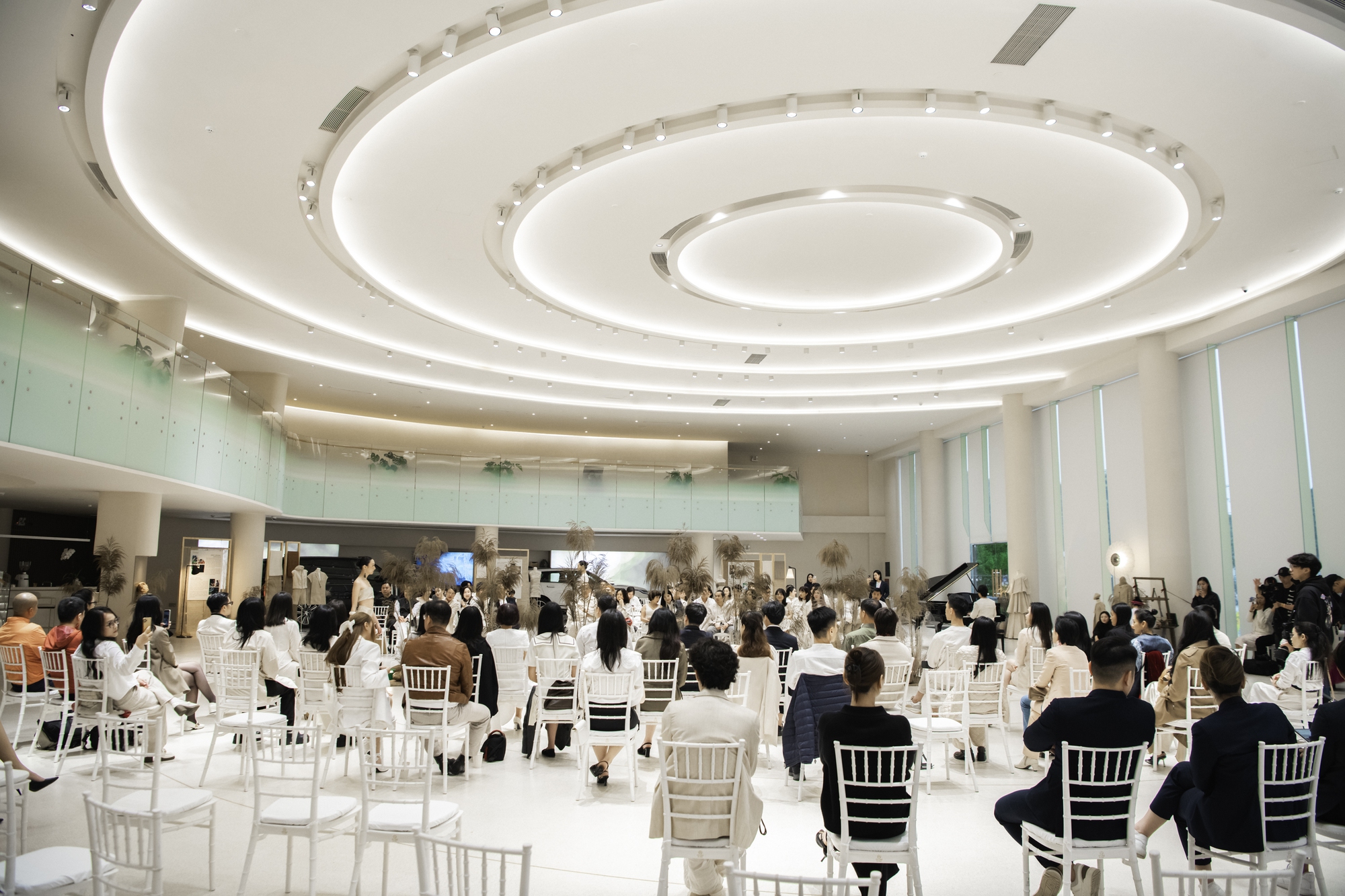 Hậu sàn diễn với Hemp Oi, Land Rover hé lộ kế hoạch ra mắt mẫu xe mới đầu năm 2026, có thể là mẫu PHEV mới- Ảnh 10. Hậu sàn diễn với Hemp Oi, Land Rover hé lộ kế hoạch ra mắt mẫu xe mới đầu năm 2026, có thể là mẫu PHEV mới- Ảnh 10.