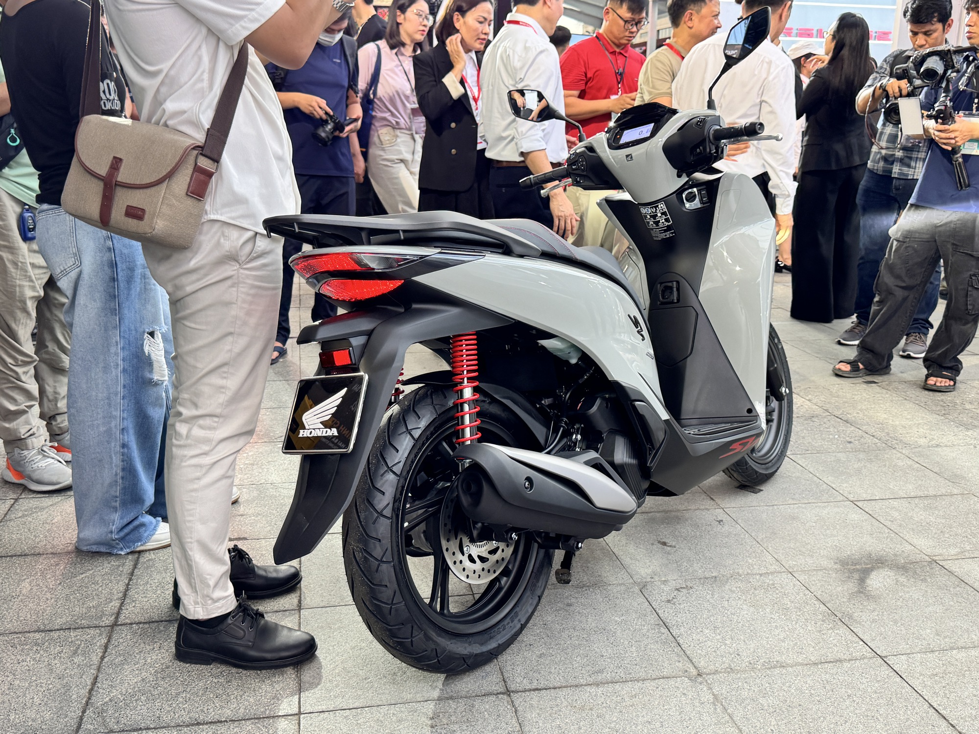 Honda SH 2026 ra mắt Việt Nam: Giá từ gần 78 triệu đồng, màn hình mới, thêm sạc USB-C- Ảnh 4.