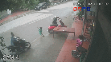 3 giây kinh hoàng trước cửa nhà: Nam thanh niên chạy xe với tốc độ "xé gió" lao sượt qua cháu bé khiến cả gia đình đứng tim- Ảnh 1.