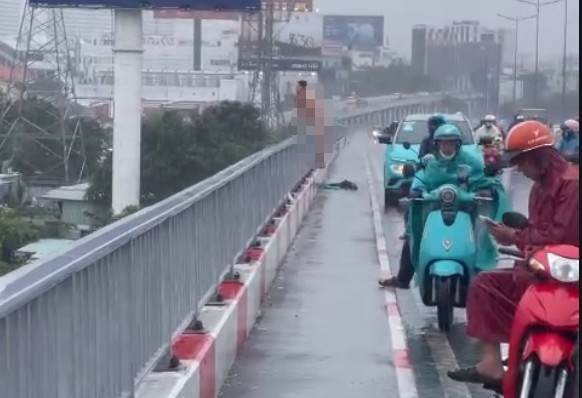 Phát hiện thi thể nghi là tài xế taxi dùng hung khí đâm vào người, nhảy xuống sông Sài Gòn- Ảnh 1. Phát hiện thi thể nghi là tài xế taxi dùng hung khí đâm vào người, nhảy xuống sông Sài Gòn- Ảnh 1.