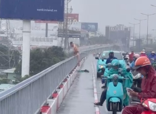 Vụ người đàn ông bỏ lại ô tô, nhảy cầu ở TP.HCM: Gia đình tiết lộ thông tin bất ngờ- Ảnh 1. Vụ người đàn ông bỏ lại ô tô, nhảy cầu ở TP.HCM: Gia đình tiết lộ thông tin bất ngờ- Ảnh 1.