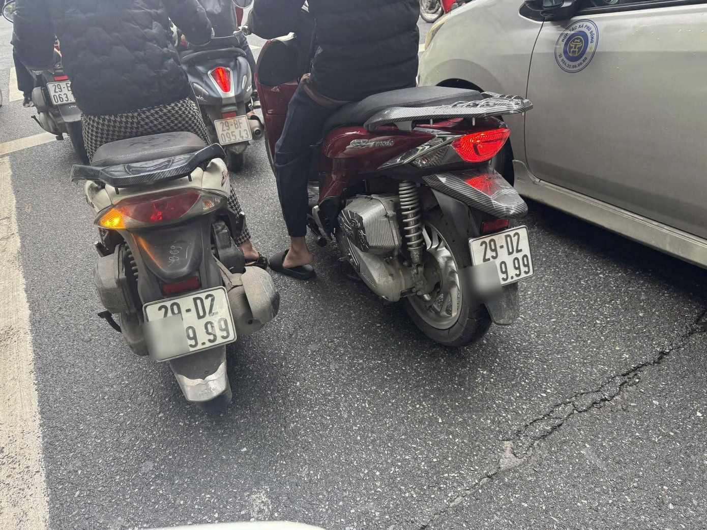 Xử lý người phụ nữ tự mua biển số '9999' lắp vào xe máy để lưu thông- Ảnh 1.