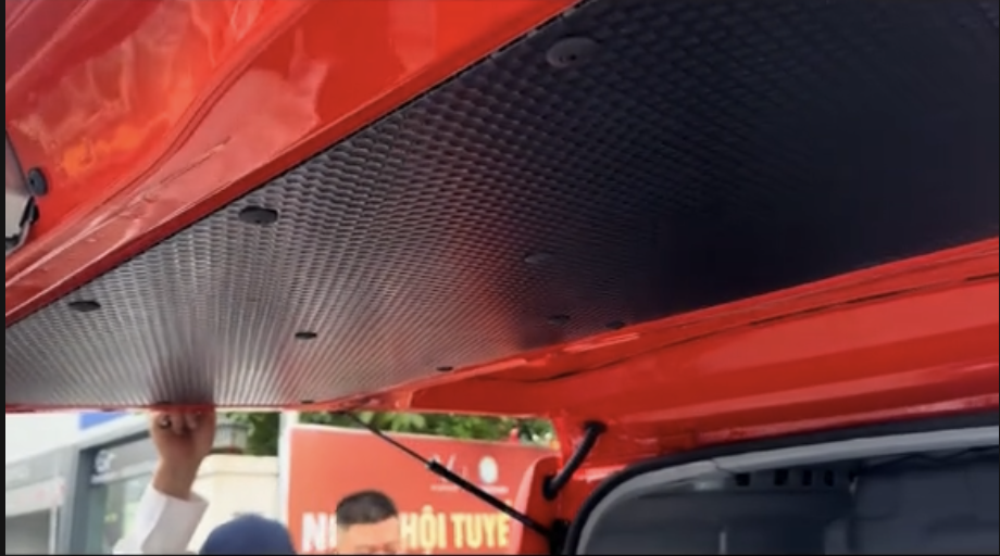 VinFast EC Van lần đầu lộ rõ nội thất: Thiết kế tối giản tương đồng VF 3, nâng/hạ kính bằng điện- Ảnh 17.