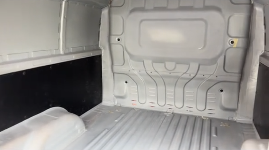 VinFast EC Van lần đầu lộ rõ nội thất: Thiết kế tối giản tương đồng VF 3, nâng/hạ kính bằng điện- Ảnh 16.