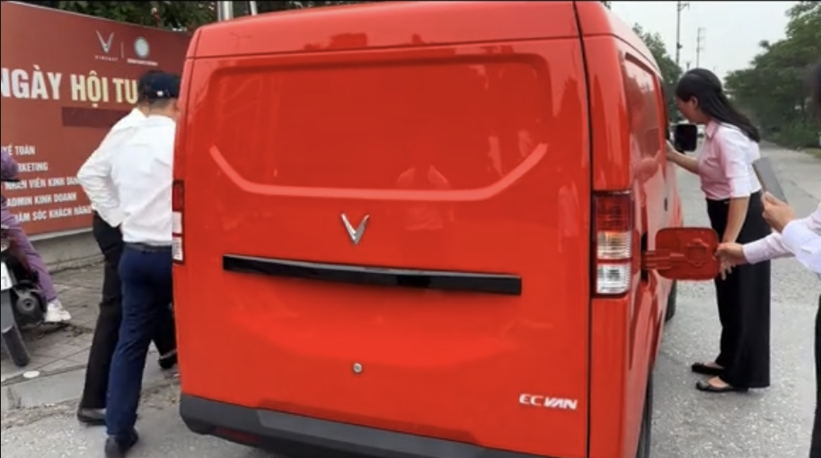 VinFast EC Van lần đầu lộ rõ nội thất: Thiết kế tối giản tương đồng VF 3, nâng/hạ kính bằng điện- Ảnh 14.