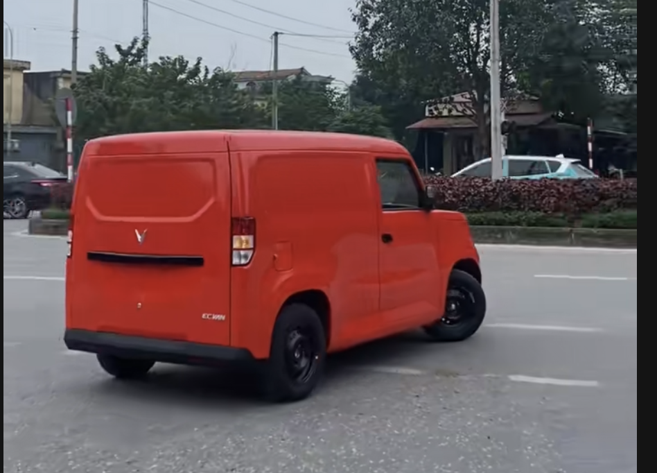 VinFast EC Van lần đầu lộ rõ nội thất: Thiết kế tối giản tương đồng VF 3, nâng/hạ kính bằng điện- Ảnh 13.